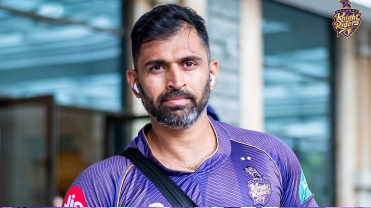 ಅಭಿಷೇಕ್ ನಾಯರ್ ಈ ಹಿಂದೆ ಕೆಕೆಆರ್‌ ತಂಡದಲ್ಲಿ ಚಂದ್ರಕಾಂತ್ ಪಂಡಿತ್ ಅವರೊಂದಿಗೆ ಸಹಾಯಕ ಕೋಚ್ ಆಗಿ ಸೇವೆ ಸಲ್ಲಿಸಿದ್ದರು. ನಂತರ ಅವರು ಟೀಂ ಇಂಡಿಯಾದ ಸಹಾಯಕ ಕೋಚ್ ಆಗಿ ನೇಮಕಗೊಂಡಿದ್ದರು. ಆದಾಗ್ಯೂ, ಕೇವಲ ಎಂಟು ತಿಂಗಳ ನಂತರ ಅವರನ್ನು ಭಾರತೀಯ ತಂಡದಿಂದ ವಜಾಗೊಳಿಸಲಾಯಿತು.
