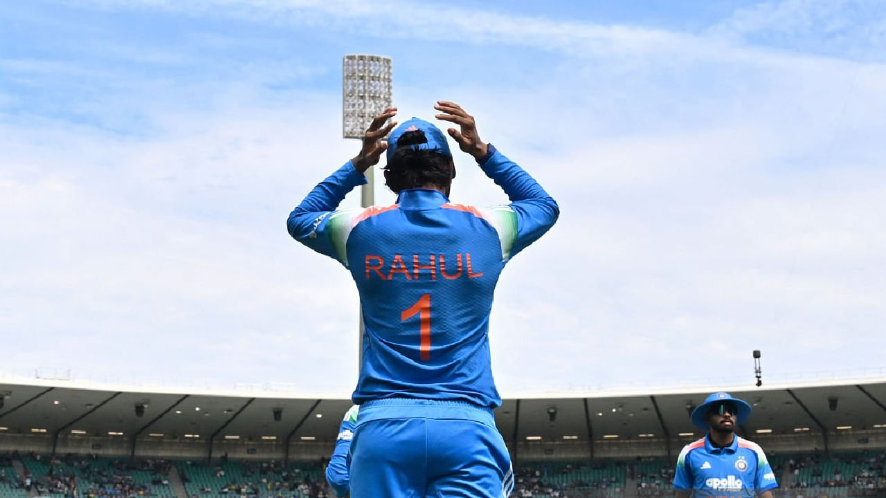 ಶುಭ್​​ಮನ್ ಗಿಲ್ ಅನುಪಸ್ಥಿತಿಯಲ್ಲಿ ಭಾರತ ತಂಡವನ್ನು ಯಾರು ಮುನ್ನಡೆಸಲಿದ್ದಾರೆ ಎಂಬ ಪ್ರಶ್ನೆ ಮೂಡುವುದು ಸಹಜ. ಈ ಪ್ರಶ್ನೆಗೆ ಸದ್ಯ ಕೇಳಿ ಬರುತ್ತಿರುವ ಉತ್ತರ ಕನ್ನಡಿಗ ಕೆಎಲ್ ರಾಹುಲ್. ಹೌದು, ಸೌತ್ ಆಫ್ರಿಕಾ ವಿರುದ್ಧದ ಸರಣಿಯಲ್ಲಿ ರಾಹುಲ್ ಅವರನ್ನು ನಾಯಕನನ್ನಾಗಿ ನೇಮಿಸುವ ಸಾಧ್ಯತೆಯಿದೆ.