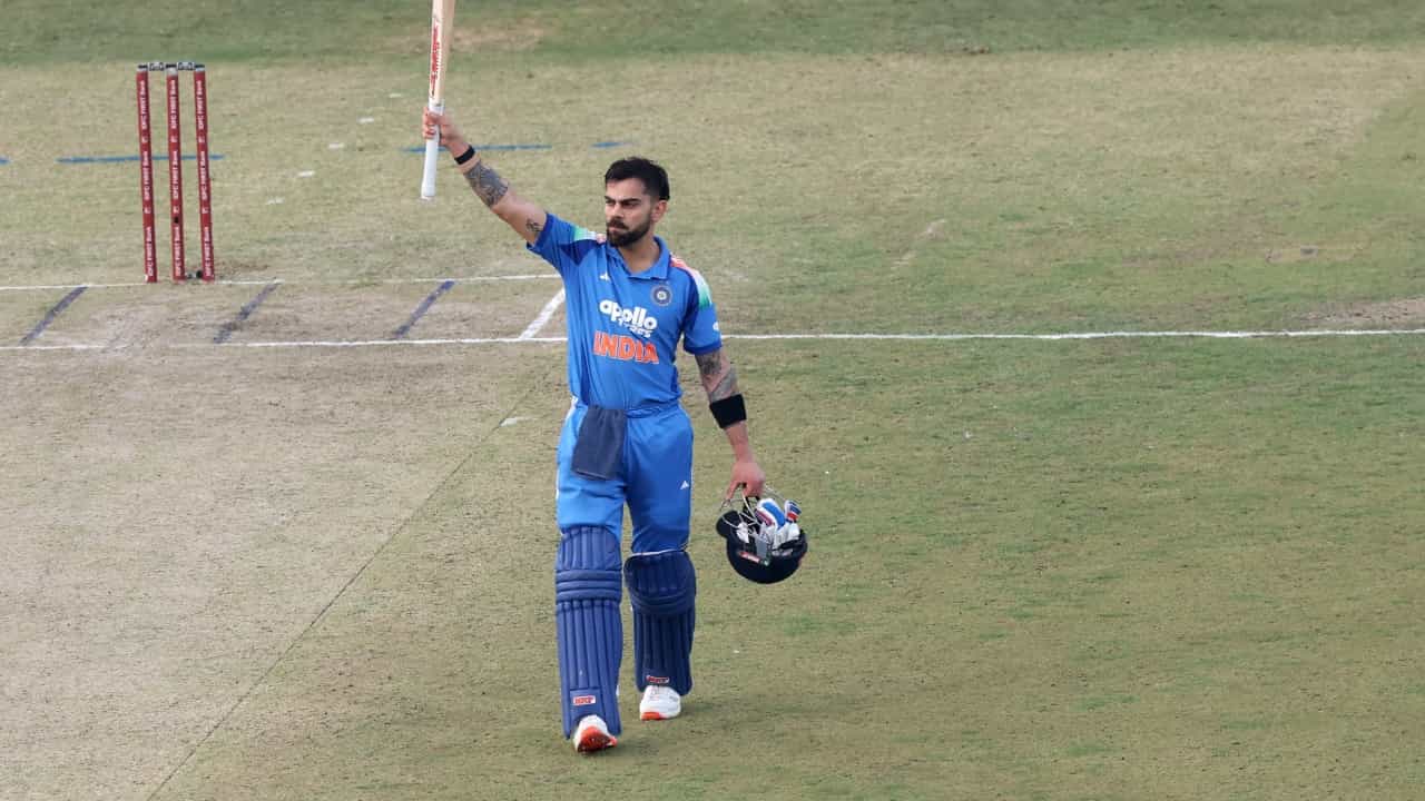 ದಕ್ಷಿಣ ಆಫ್ರಿಕಾ ವಿರುದ್ಧದ ಮೊದಲ ಏಕದಿನ ಪಂದ್ಯದಲ್ಲಿ ಟೀಂ ಇಂಡಿಯಾ ಮಾಜಿ ನಾಯಕ ವಿರಾಟ್ ಕೊಹ್ಲಿ ಭರ್ಜರಿ ಶತಕ ಬಾರಿಸಿದ್ದಾರೆ. 135 ರನ್ಗಳ ಅದ್ಭುತ ಇನ್ನಿಂಗ್ಸ್ ಆಡಿದ ಕೊಹ್ಲಿ ತಂಡವನ್ನು 300 ರನ್ಗಳ ಗಡಿ ದಾಟಿಸುವಲ್ಲಿ ಪ್ರಮುಖ ಪಾತ್ರವಹಿಸಿದರು. ಈ ಭರ್ಜರಿ ಶತಕದ ನಡುವೆ ವಿರಾಟ್ ಕೊಹ್ಲಿಯ ಬಗ್ಗೆ ಮತ್ತೊಂದು ವದಂತಿ ವೇಗವಾಗಿ ಎಲ್ಲೆಡೆ ಹಬ್ಬುತ್ತಿದೆ. ಇದೀಗ ಆ ವದಂತಿಯ ಬಗ್ಗೆ ಇದೇ ಮೊದಲ ಬಾರಿಗೆ ಬಿಸಿಸಿಐ ಮೌನ ಮುರಿದಿದೆ.