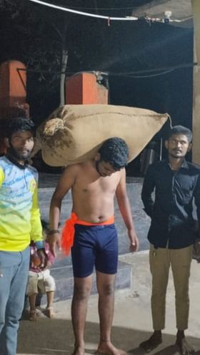 101 ಕೆಜಿ ತೂಕದ ಚೀಲ ಹೊತ್ತು ಅಂಜನಾದ್ರಿ ಬೆಟ್ಟ ಹತ್ತಿದ ಯುವಕ