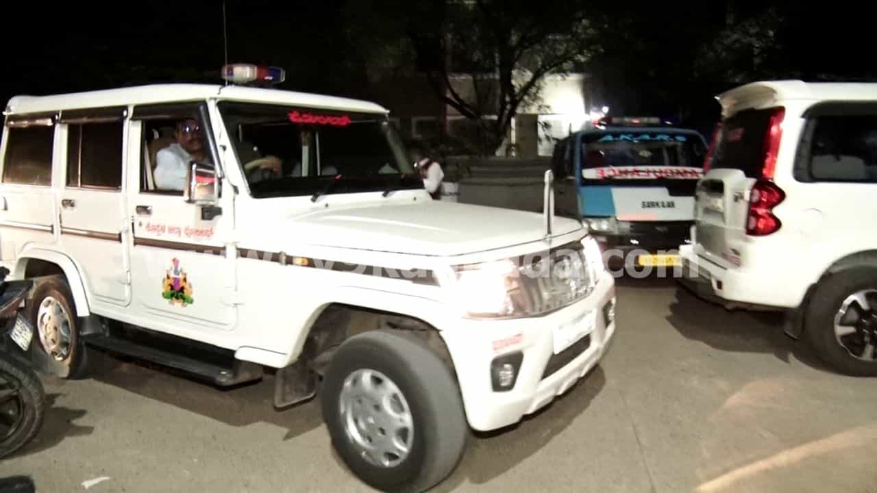 ಕೊಪ್ಪಳ: ಹಣ ಕೊಂಡೊಯ್ಯಲು ಬಂದಾಕೆಗೆ ಮತ್ತು ಬರಿಸುವ ಜ್ಯೂಸ್ ಕುಡಿಸಿ ನಾಲ್ವರಿಂದ ಅತ್ಯಾಚಾರ, ಕಾಮುಕರ ಬಂಧನ ಕೊಪ್ಪಳ: ಹಣ ಕೊಂಡೊಯ್ಯಲು ಬಂದಾಕೆಗೆ ಮತ್ತು ಬರಿಸುವ ಜ್ಯೂಸ್ ಕುಡಿಸಿ ನಾಲ್ವರಿಂದ ಅತ್ಯಾಚಾರ, ಕಾಮುಕರ ಬಂಧನ