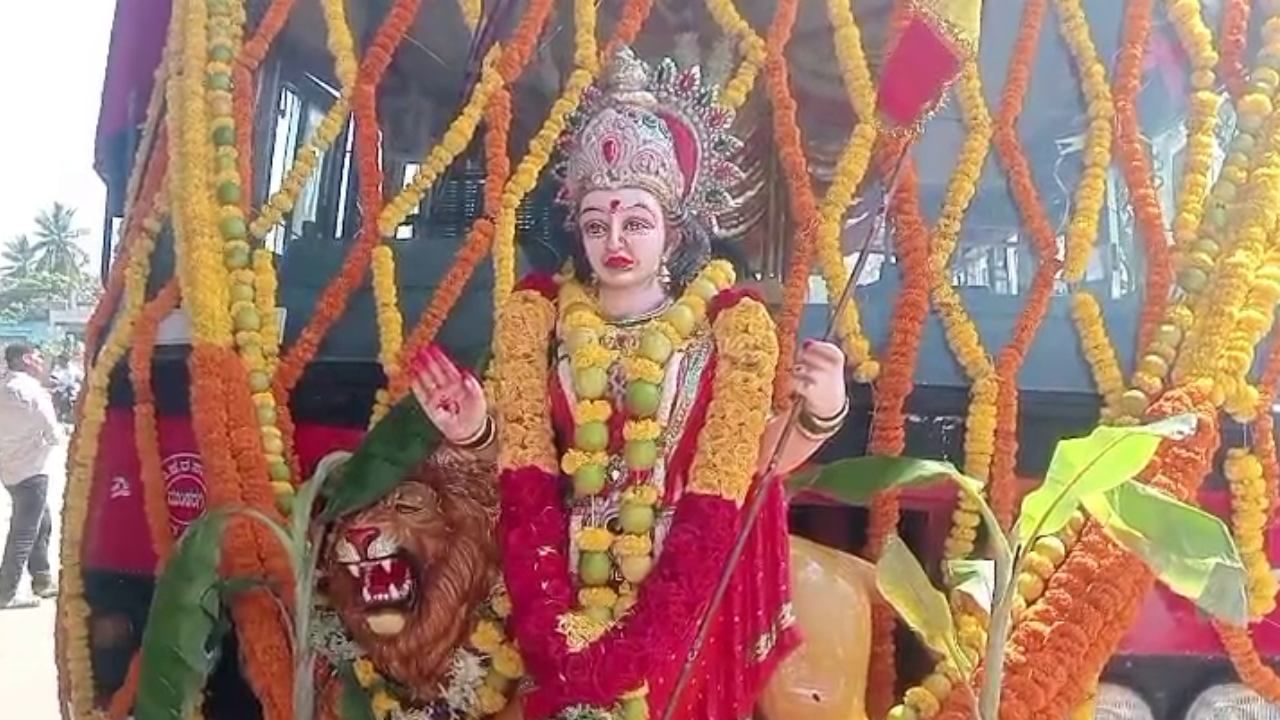 ಗದಗ: ಸಾರಿಗೆ ಸಂಸ್ಥೆ ಬಸ್ ಚಾಲಕನ ಕನ್ನಡ ಪ್ರೇಮ; ಇಡೀ ಬಸ್ಸಿಗೆ ಕೆಂಪು, ಹಳದಿ ಹೂವಿನ ಶೃಂಗಾರ