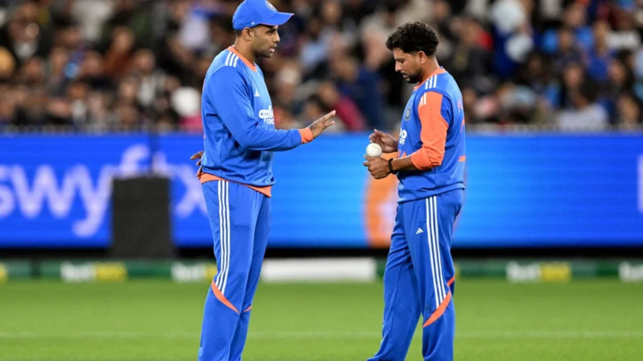 ಆಸ್ಟ್ರೇಲಿಯಾ ವಿರುದ್ಧದ ಐದು ಪಂದ್ಯಗಳ ಟಿ20 ಸರಣಿಯಲ್ಲಿ ಆಡುತ್ತಿದ್ದ ಕುಲ್ದೀಪ್ ಯಾದವ್, ಹೋಬಾರ್ಟ್ ಟಿ20ಪಂದ್ಯಕ್ಕೆ ಆಡುವ ಹನ್ನೊಂದರಲ್ಲಿ ಸ್ಥಾನ ಪಡೆದಿರಲಿಲ್ಲ. ಇದೀಗ ಅವರನ್ನು ಹಠಾತ್ತನೆ ತಂಡದಿಂದ ಬಿಡುಗಡೆ ಮಾಡಲಾಗಿದೆ. ಇದಕ್ಕೆ ಕಾರಣವನ್ನು ನೀಡಿರುವ ಬಿಸಿಸಿಐ, ದಕ್ಷಿಣ ಆಫ್ರಿಕಾ ಎ ವಿರುದ್ಧದ ಎರಡನೇ ನಾಲ್ಕು ದಿನಗಳ ಪಂದ್ಯಕ್ಕೆ ಕುಲ್ದೀಪ್ ಅವರನ್ನು ಭಾರತ ಎ ತಂಡಕ್ಕೆ ಆಯ್ಕೆ ಮಾಡಲಾಗಿದೆ. ಹೀಗಾಗಿ ಅವರು ಭಾರತಕ್ಕೆ ಮರಳುತ್ತಿದ್ದಾರೆ ಎಂದಿದೆ.