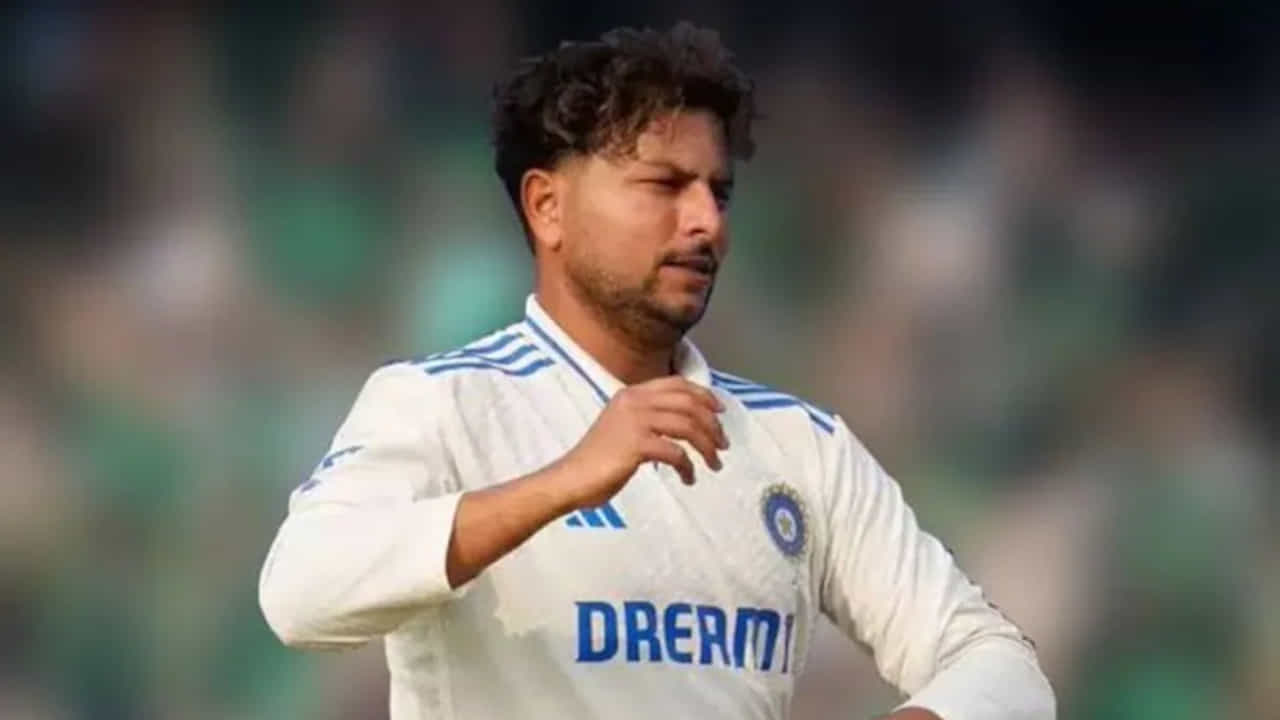 ಟೀಂ ಇಂಡಿಯಾದ ಸ್ಟಾರ್ ಸ್ಪಿನ್ನರ್ ಕುಲ್ದೀಪ್ ಯಾದವ್ ಪ್ರಸ್ತುತ ದಕ್ಷಿಣ ಆಫ್ರಿಕಾ ವಿರುದ್ಧ ತವರು ನೆಲದಲ್ಲಿ ನಡೆಯುತ್ತಿರುವ ಎರಡು ಪಂದ್ಯಗಳ ಟೆಸ್ಟ್ ಸರಣಿಯಲ್ಲಿ ಆಡುತ್ತಿದ್ದಾರೆ. ಮೊದಲ ಪಂದ್ಯ ಕೋಲ್ಕತ್ತಾದಲ್ಲಿ ನಡೆಯುತ್ತಿದ್ದು, ಇದರಲ್ಲಿ ಕುಲ್ದೀಪ್ ಅವರನ್ನು ಆಡುವ ಹನ್ನೊಂದರ ಬಳಗದಲ್ಲೂ ಆಯ್ಕೆ ಮಾಡಲಾಗಿದೆ. ಈ ಸರಣಿಯ ನಡುವೆಯೇ ಕುಲ್ದೀಪ್, ಬಿಸಿಸಿಐ ಬಳಿ ರಜೆ ಕೋರಿದ್ದಾರೆ ಎಂಬ ವರದಿಗಳು ಹೊರಬಿದ್ದಿವೆ.