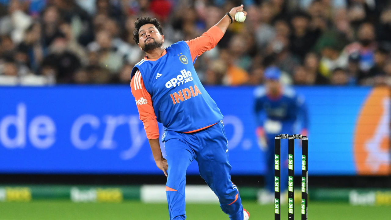 ಹೋಬಾರ್ಟ್ನಲ್ಲಿ ನಡೆದ ಮೂರನೇ ಟಿ20 ಪಂದ್ಯದಲ್ಲಿ ಆಸ್ಟ್ರೇಲಿಯಾವನ್ನು ಸೋಲಿಸುವ ಮೂಲಕ ಟೂರ್ನಿಯಲ್ಲಿ ಮೊದಲ ಗೆಲುವು ದಾಖಲಿಸಿದ ಸಂತಸದಲ್ಲಿದ್ದ ಟೀಂ ಇಂಡಿಯಾಕ್ಕೆ ಆಘಾತ ಎದುರಾಗಿದೆ. ಮೂರನೇ ಟಿ20 ಪಂದ್ಯಕ್ಕೆ ಭಾರತ ತಂಡದಿಂದ ಹೊರಗುಳಿದಿದ್ದ ಚೈನಾಮನ್ ಬೌಲರ್ ಕುಲ್ದೀಪ್ ಯಾದವ್ ಇದೀಗ ತಂಡದಿಂದಲೇ ಹೊರಬಿದಿದ್ದಾರೆ.