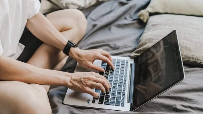 ನೀವು ಹಾಸಿಗೆಯ ಮೇಲೆ ಲ್ಯಾಪ್‌ಟಾಪ್ ಬಳಸುತ್ತಿದ್ದೀರಾ?