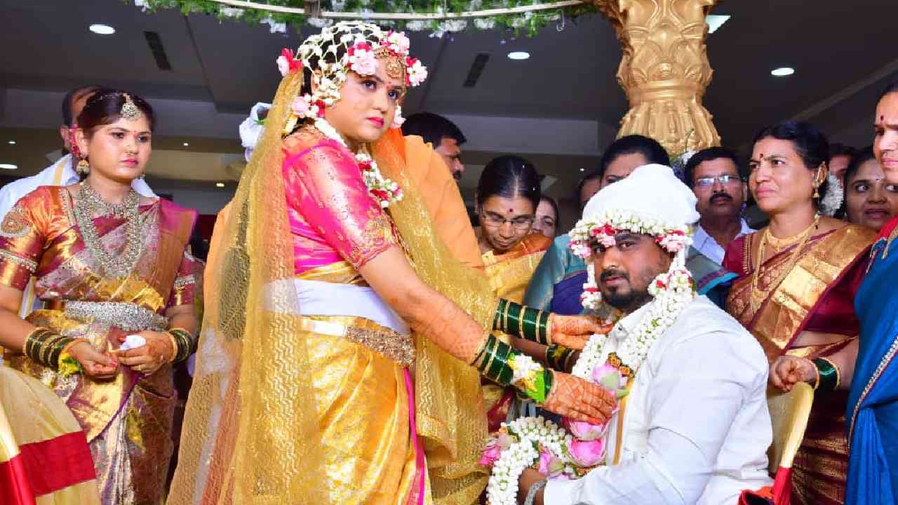 ಆಷಾಡಕ್ಕೆಂದು ಭದ್ರಾವತಿ ತಾಲೂಕಿನ ಡಿ.ಬಿ. ಹಳ್ಳಿಯ ತವರು ಮನೆಗೆ ಲತಾ ಬಂದಿದ್ದರು. ಆದ್ರೆ ಆಷಾಡ ಮುಗಿದ್ರೂ ಪತ್ನಿಯನ್ನು ಮನೆಗೆ ಕರೆದುಕೊಂಡು ಹೋಗಲು ಗುರುರಾಜ್​​ ಬಂದಿರಲೇ ಇಲ್ಲ. ಈ ಎಲ್ಲ ಘಟನೆಗಳಿಂದಾಗಿ ಲತಾ ಮಾನಸಿಕವಾಗಿ ನೊಂದಿದ್ದರು. ಹೀಗಾಗಿ ತನ್ನ ಸಾವಿಗೆ ಪತಿಯ ಅಕ್ಕಂದಿರಾದ ನಾಗರತ್ನಾ, ರಾಜೇಶ್ವರಿ, ಅತ್ತೆ ಶಾರದಮ್ಮ, ಪತಿಯ ಅಕ್ಕನ ಗಂಡ ಕೃಷ್ಣಪ್ಪ ಹಾಗೂ ಪತಿ ಗುರುರಾಜ್ ಕಾರಣ ಎಂದು ಲತಾ ಡೆತ್​​ನೋಟ್​ನಲ್ಲಿ ಆರೋಪಿಸಿದ್ದಾರೆ. 