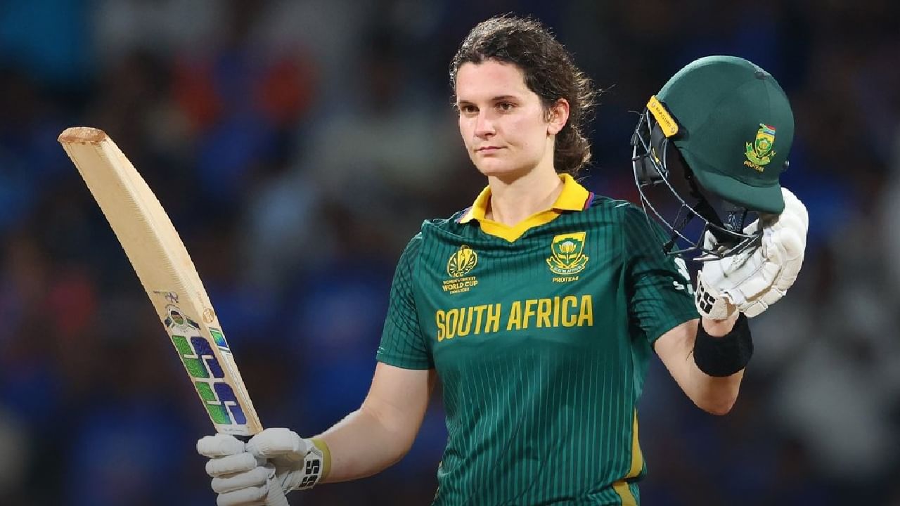 ಈ 101 ರನ್​ಗಳೊಂದಿಗೆ ಮಹಿಳಾ ಏಕದಿನ ವಿಶ್ವಕಪ್ ಟೂರ್ನಿಯೊಂದರಲ್ಲಿ ಅತ್ಯಧಿಕ ರನ್ ಕಲೆಹಾಕಿದ ವಿಶ್ವ ದಾಖಲೆ ಲಾರಾ ವೋಲ್ವಾರ್ಡ್ ಪಾಲಾಯಿತು. ಇದಕ್ಕೂ ಮುನ್ನ ಈ ಭರ್ಜರಿ ವರ್ಲ್ಡ್​ ರೆಕಾರ್ಡ್ ಆಸ್ಟ್ರೇಲಿಯಾ ಆಟಗಾರ್ತಿ ಅಲಿಸ್ಸಾ ಹೀಲಿ ಹೆಸರಿನಲ್ಲಿತ್ತು.