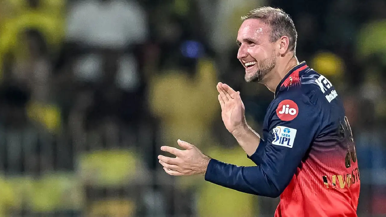 ಹೀಗಾಗಿ ಲಿಯಾಮ್ ಲಿವಿಂಗ್​ಸ್ಟೋನ್ ಅವರನ್ನು ರಿಲೀಸ್ ಮಾಡಲು ಆರ್​ಸಿಬಿ ನಿರ್ಧರಿಸಿದೆ. ಅತ್ತ ಲಿವಿಂಗ್​ಸ್ಟೋನ್ ಅವರ ಬಿಡುಗಡೆಯಿಂದಾಗಿ ಆರ್​ಸಿಬಿ ತಂಡದ ಪರ್ಸ್​ ಮೊತ್ತಕ್ಕೆ 8.75 ಕೋಟಿ ರೂ. ಸೇರ್ಪಡೆಯಾಗಲಿದೆ. ಏಕೆಂದರೆ ಕಳೆದ ಸೀಸನ್​​ನಲ್ಲಿ ರಾಯಲ್ ಚಾಲೆಂಜರ್ಸ್ ಬೆಂಗಳೂರು ಫ್ರಾಂಚೈಸಿ 8.75 ಕೋಟಿ ರೂ. ಲಿಯಾಮ್ ಲಿವಿಂಗ್​ಸ್ಟೋನ್ ಅವರನ್ನು ಖರೀದಿಸಿದ್ದರು. ಇದೀಗ ಅವರ ಬಿಡುಗಡೆಯಿಂದಾಗಿ ಆರ್​ಸಿಬಿ ತಂಡದ ಹರಾಜು ಮೊತ್ತಕ್ಕೆ 8.75 ಕೋಟಿ ರೂ. ಸೇರ್ಪಡೆಯಾಗಲಿದೆ.