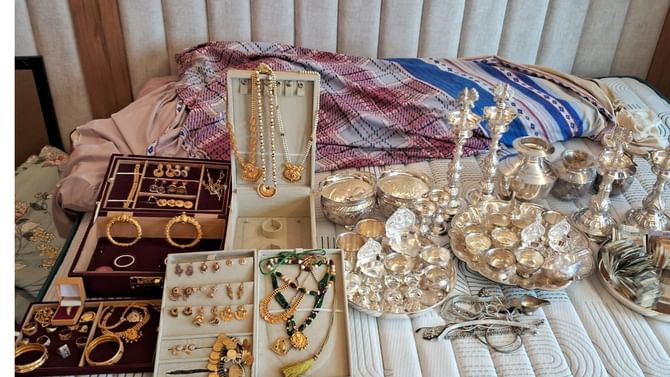 ರೇಡ್​ ವೇಳೆ ಅಧಿಕಾರಿಗಳ ಖಜಾನೆ ಕಂಡು ಲೋಕಾಯುಕ್ತ ಪೊಲೀಸರಿಗೇ ಶಾಕ್​​!