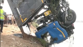 ರಸ್ತೆಗುಂಡಿ ತಪ್ಪಿಸಲು ಹೋಗಿ ಆನೇಕಲ್​​ ಬಳಿ ಕೆರೆಗೆ ಬಿದ್ದ ಲಾರಿ: ಮುಂದಾಗಿದ್ದು ದುರಂತ