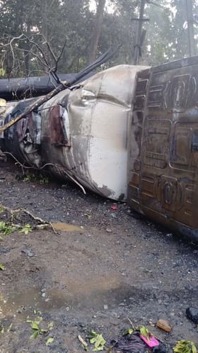 ವಿದ್ಯುತ್ ಕಂಬಕ್ಕೆ ಡಿಕ್ಕಿ: ಸುಟ್ಟು ಕರಕಲಾದ ಸ್ಪಿರಿಟ್ ತುಂಬಿದ ಲಾರಿ