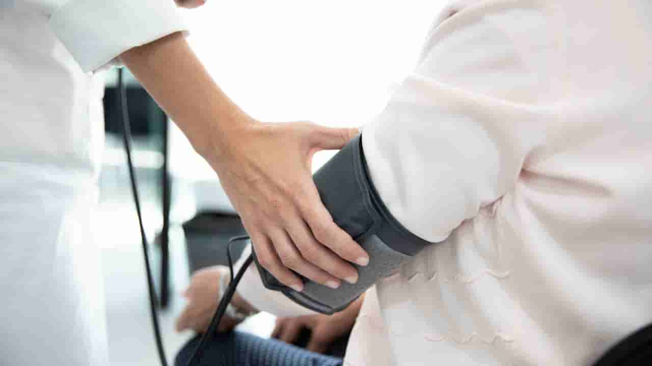 ಲೋ ಬಿಪಿ ಹೈ ಬಿಪಿಯಷ್ಟೇ ಅಪಾಯಕಾರಿ! ಇದನ್ನು ನಿಯಂತ್ರಿಸಲು ಈ ಸುಲಭ ಆಹಾರಗಳನ್ನು ಪ್ರಯತ್ನಿಸಿ ನೋಡಿ