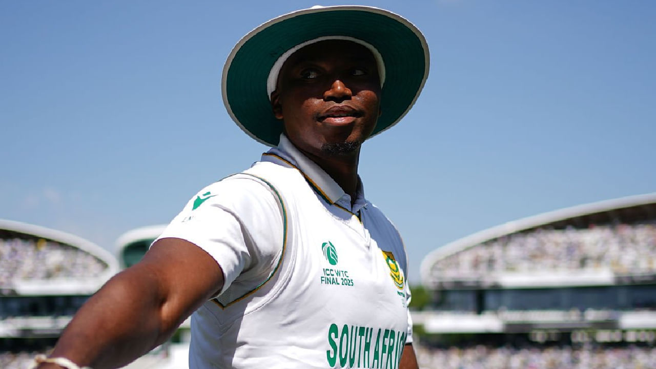 ಸೌತ್ ಆಫ್ರಿಕಾ ಪರ 20 ಟೆಸ್ಟ್ ಪಂದ್ಯಗಳನ್ನಾಡಿರುವ ಲುಂಗಿ ಎನ್​ಗಿಡಿ ಒಟ್ಟು 58 ವಿಕೆಟ್​​ಗಳನ್ನು ಕಬಳಿಸಿದ್ದಾರೆ. ಅಲ್ಲದೆ 2025ರಲ್ಲಿ ನಡೆದ ವಿಶ್ವ ಟೆಸ್ಟ್ ಚಾಂಪಿಯನ್​ಶಿಪ್ ಫೈನಲ್ ಪಂದ್ಯದಲ್ಲಿ ಮಾರಕ ದಾಳಿ ಸಂಘಟಿಸಿ ಸೌತ್ ಆಫ್ರಿಕಾ ತಂಡ ಚಾಂಪಿಯನ್ ಪಟ್ಟ ಅಲಂಕರಿಸುವಲ್ಲಿ ಎನ್​ಗಿಡಿ ಪ್ರಮುಖ ಪಾತ್ರವಹಿಸಿದ್ದರು. ಇದಾದ ಬಳಿಕ ಟೆಸ್ಟ್ ಪಂದ್ಯಗಳಿಂದ ಹೊರಗುಳಿದಿದ್ದ ಲುಂಗಿ ಎನ್​ಗಿಡಿ ಇದೀಗ ಮತ್ತೆ ರೆಡ್ ಬಾಲ್​ ಕ್ರಿಕೆಟ್​ಗೆ ಮರಳಿದ್ದಾರೆ.