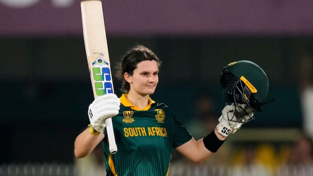 ಇದೀಗ ಈ ದಾಖಲೆಯನ್ನು ಅಳಿಸಿ ಹಾಕುವಲ್ಲಿ ಲಾರಾ ವೋಲ್ವಾರ್ಡ್ ಯಶಸ್ವಿಯಾಗಿದ್ದಾರೆ. ಈ ಬಾರಿಯ ವಿಶ್ವಕಪ್​ನಲ್ಲಿ 9 ಇನಿಂಗ್ಸ್ ಆಡಿರುವ ಲಾರಾ 2 ಭರ್ಜರಿ ಶತಕ ಹಾಗೂ 3 ಅರ್ಧಶತಕಗಳೊಂದಿಗೆ ಒಟ್ಟು 571 ರನ್ ಕಲೆಹಾಕಿದ್ದಾರೆ. ಈ ಮೂಲಕ ಮಹಿಳಾ ಏಕದಿನ ವಿಶ್ವಕಪ್ ಆವೃತ್ತಿಯಲ್ಲಿ ಅತೀ ಹೆಚ್ಚು ರನ್ ಕಲೆಹಾಕಿದ ವಿಶ್ವ ದಾಖಲೆಯನ್ನು ತಮ್ಮದಾಗಿಸಿಕೊಂಡಿದ್ದಾರೆ.