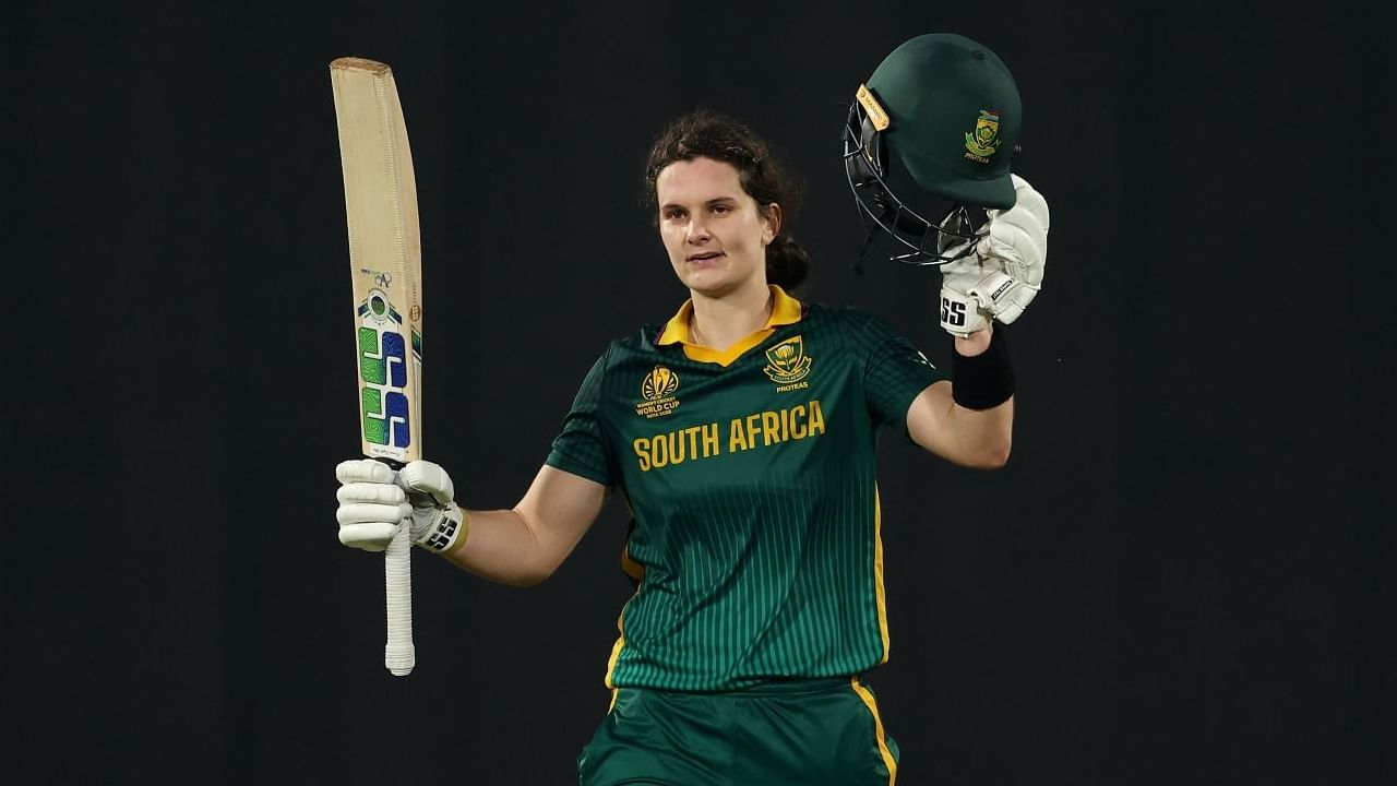 ಮಹಿಳಾ ಏಕದಿನ ವಿಶ್ವಕಪ್ನ ಫೈನಲ್ ಪಂದ್ಯದಲ್ಲಿ ಸೌತ್ ಆಫ್ರಿಕಾ ತಂಡ ಸೋಲನುಭವಿಸಿದೆ. ನವಿ ಮುಂಬೈನ ಡಿವೈ ಪಾಟೀಲ್ ಸ್ಟೇಡಿಯಂನಲ್ಲಿ ನಡೆದ ಅಂತಿಮ ಹಣಾಹಣಿಯಲ್ಲಿ ಸೌತ್ ಆಫ್ರಿಕಾ ತಂಡವನ್ನು ಬಗ್ಗು ಬಡಿಯುವಲ್ಲಿ ಟೀಮ್ ಇಂಡಿಯಾ ಯಶಸ್ವಿಯಾಗಿದೆ. ಈ ಸೋಲಿನ ನಡುವೆ ಸೌತ್ ಆಫ್ರಿಕಾ ತಂಡದ ನಾಯಕಿ ಲಾರಾ ವೋಲ್ವಾರ್ಡ್ ಹೊಸ ವಿಶ್ವ ದಾಖಲೆಯನ್ನು ನಿರ್ಮಿಸಿರುವುದು ವಿಶೇಷ.