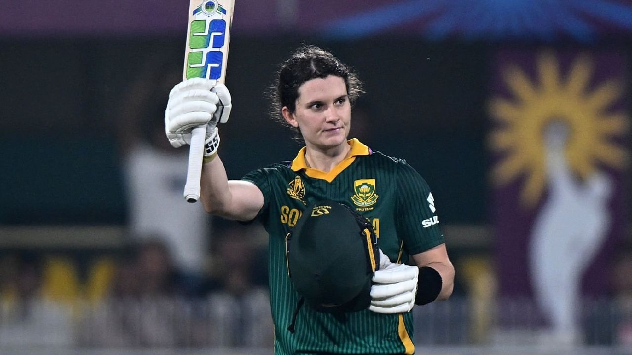 ಈ ಪಂದ್ಯದಲ್ಲಿ ಟೀಮ್ ಇಂಡಿಯಾ ನೀಡಿದ 299 ರನ್​ಗಳ ಕಠಿಣ ಗುರಿ ಬೆನ್ನತ್ತಿದ ಸೌತ್ ಆಫ್ರಿಕಾ ಪರ ಲಾರಾ ವೋಲ್ವಾರ್ಡ್ ಭರ್ಜರಿ ಬ್ಯಾಟಿಂಗ್ ಪ್ರದರ್ಶಿಸಿದ್ದರು. ಆರಂಭಿಕಳಾಗಿ ಕಣಕ್ಕಿಳಿದ ಲಾರಾ 98 ಎಸೆತಗಳಲ್ಲಿ 1 ಸಿಕ್ಸ್ ಹಾಗೂ 11 ಫೋರ್​ಗಳೊಂದಿಗೆ 101 ರನ್ ಬಾರಿಸಿದ್ದರು.