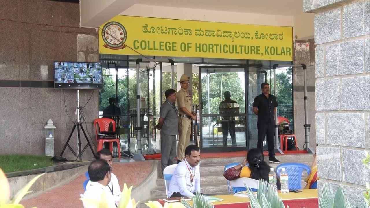 ಮಾಲೂರು ಅಸೆಂಬ್ಲಿ ಕ್ಷೇತ್ರದ ಮರು ಮತ ಎಣಿಕೆಗೆ ಕ್ಷಣಗಣನೆ: ಎಲ್ಲಿ, ಯಾವಾಗ, ಎಷ್ಟು ಗಂಟೆಗೆ? ಮಾಲೂರು ಅಸೆಂಬ್ಲಿ ಕ್ಷೇತ್ರದ ಮರು ಮತ ಎಣಿಕೆಗೆ ಕ್ಷಣಗಣನೆ: ಎಲ್ಲಿ, ಯಾವಾಗ, ಎಷ್ಟು ಗಂಟೆಗೆ?