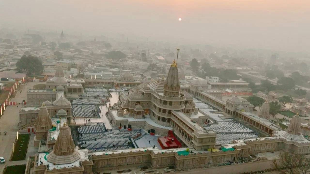  ಅಯೋಧ್ಯೆಯ ಮೂಲೆ ಮೂಲೆಯಲ್ಲೂ ರಾಮನಧ್ಯಾನ, ಬೆಳ್ಳಂಬೆಳಗ್ಗೆ ಸೂರ್ಯನ ಕಿರಣಗಳು ದೇವಾಲಯವನ್ನು ಸೋಕಿದ್ದವು.  ಇದು ತುಂಬಾ ಆಕರ್ಷಕವಾಗಿತ್ತು. ನವೆಂಬರ್ 25 ರಂದು ಅಭಿಜಿತ್ ಮುಹೂರ್ತದ ಶುಭ ಸಮಯದಲ್ಲಿ ರಾಮ ದೇವಾಲಯದಲ್ಲಿ ಧರ್ಮ ಧ್ವಜ ಹಾರಿಸಲು ನಿರ್ಧರಿಸಲಾಗಿದೆ. ಈ ಕಾರ್ಯಕ್ರಮಕ್ಕಾಗಿ ನಗರದಲ್ಲಿ ಹೆಚ್ಚಿನ ಸಂಖ್ಯೆಯ ಭಕ್ತರು ಜಮಾಯಿಸಿದ್ದಾರೆ. ಜೈ ಶ್ರೀ ರಾಮ್ ಘೋಷಣೆಗಳು ಎಲ್ಲೆಡೆ ಪ್ರತಿಧ್ವನಿಸುತ್ತಿವೆ.
