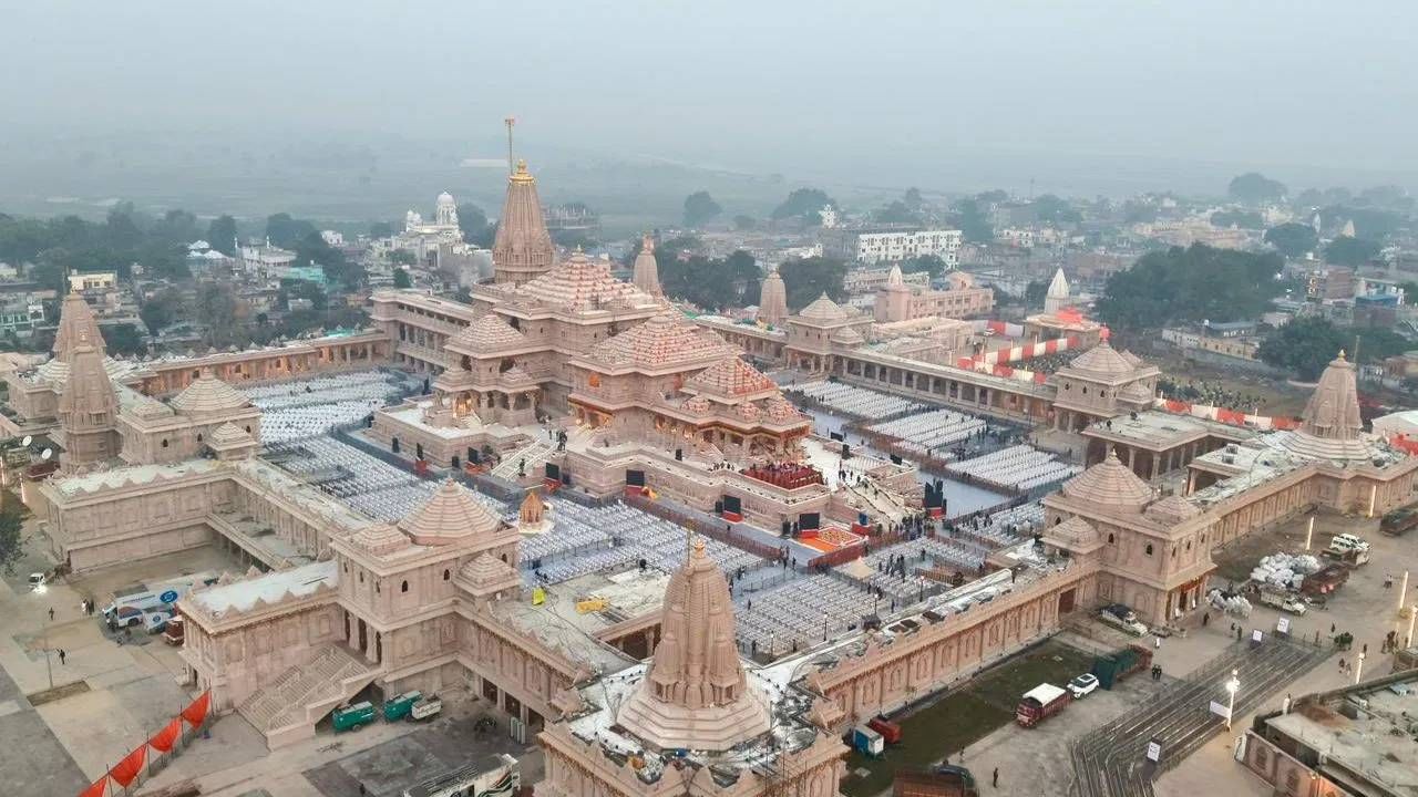 ಅಯೋಧ್ಯೆಯ ರಾಮ ಮಂದಿರದಲ್ಲಿ ಧ್ವಜಾರೋಹಣ ಸಮಾರಂಭವು ನವೆಂಬರ್ 25, 2025 ರಂದು ವಿವಾಹ ಪಂಚಮಿಯಂದು ನಿಗದಿಯಾಗಿದೆ. ಅಭಿಜಿತ್ ಮುಹೂರ್ತವನ್ನು ಈ ಸಮಾರಂಭಕ್ಕೆ ಆಯ್ಕೆ ಮಾಡಲಾಗಿದೆ, ಕಾರ್ಯಕ್ರಮಗಳು ಬೆಳಗ್ಗೆ 11.45 ರಿಂದ ಮಧ್ಯಾಹ್ನ 12:29 ರವರೆಗೆ ನಡೆಯಲಿದೆ.
