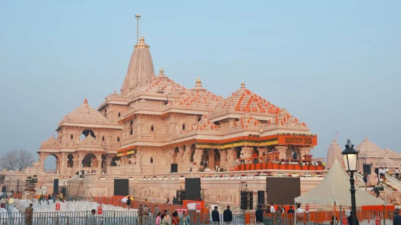 ಪ್ರಧಾನಿ ಮೋದಿ ಅವರು ಮಧ್ಯಾಹ್ನ 12 ಗಂಟೆ ಸುಮಾರಿಗೆ ಶ್ರೀ ರಾಮ ಜನ್ಮಭೂಮಿ ದೇವಾಲಯದ ಮೇಲ್ಭಾಗದಲ್ಲಿ ಧರ್ಮ ಧ್ವಜ  ವನ್ನು ಹಾರಿಸಲಿದ್ದಾರೆ.ದೇವಾಲಯದ ಸಂಕೀರ್ಣವು ಸುಮಾರು 60 ಎಕರೆ ಪ್ರದೇಶದಲ್ಲಿ ವ್ಯಾಪಿಸಿದೆ. ಮುಖ್ಯ ರಾಮಮಂದಿರದ ಜೊತೆಗೆ ಸಪ್ತರ್ಷಿಗಳಿಗೆ ಸಂಬಂಧಿಸಿದ ಏಳು ವಿಶೇಷ ದೇವಾಲಯಗಳು, ಗಣಪತಿ ದೇವಾಲಯ ಮತ್ತು ರಾಮಾಯಣದಲ್ಲಿ ಅಳಿಲಿನ ಸೇವೆಗೆ ಗೌರವ ಸಲ್ಲಿಸುವ ವಿಶೇಷ ಶಿಲ್ಪವನ್ನೂ ನಿರ್ಮಿಸಲಾಗಿದೆ. 
