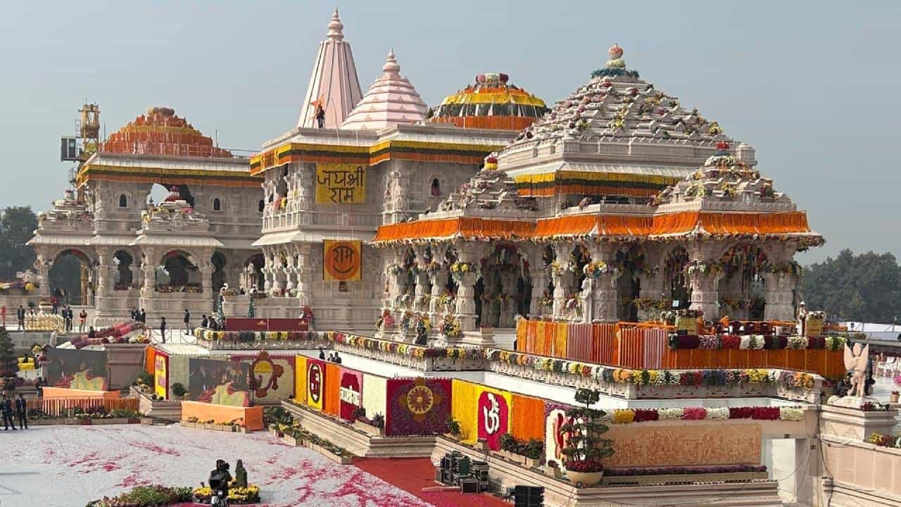 Mandir Flag Significance: ರಾಮ ಮಂದಿರದಲ್ಲಿ ಧ್ವಜಾರೋಹಣ: ದೇವಾಲಯದ ಮೇಲ್ಭಾಗದಲ್ಲಿರುವ ಧ್ವಜ ಏಕೆ ಪವಿತ್ರವೆಂದು ಪರಿಗಣಿಸಲಾಗುತ್ತದೆ? Mandir Flag Significance: ರಾಮ ಮಂದಿರದಲ್ಲಿ ಧ್ವಜಾರೋಹಣ: ದೇವಾಲಯದ ಮೇಲ್ಭಾಗದಲ್ಲಿರುವ ಧ್ವಜ ಏಕೆ ಪವಿತ್ರವೆಂದು ಪರಿಗಣಿಸಲಾಗುತ್ತದೆ?