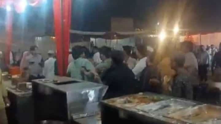 Video: ರಣರಂಗವಾದ ಮದುವೆಮನೆ, ಚಿಕನ್ ಫ್ರೈ ವಿಚಾರವಾಗಿ ಗಲಾಟೆ Video: ರಣರಂಗವಾದ ಮದುವೆಮನೆ, ಚಿಕನ್ ಫ್ರೈ ವಿಚಾರವಾಗಿ ಗಲಾಟೆ