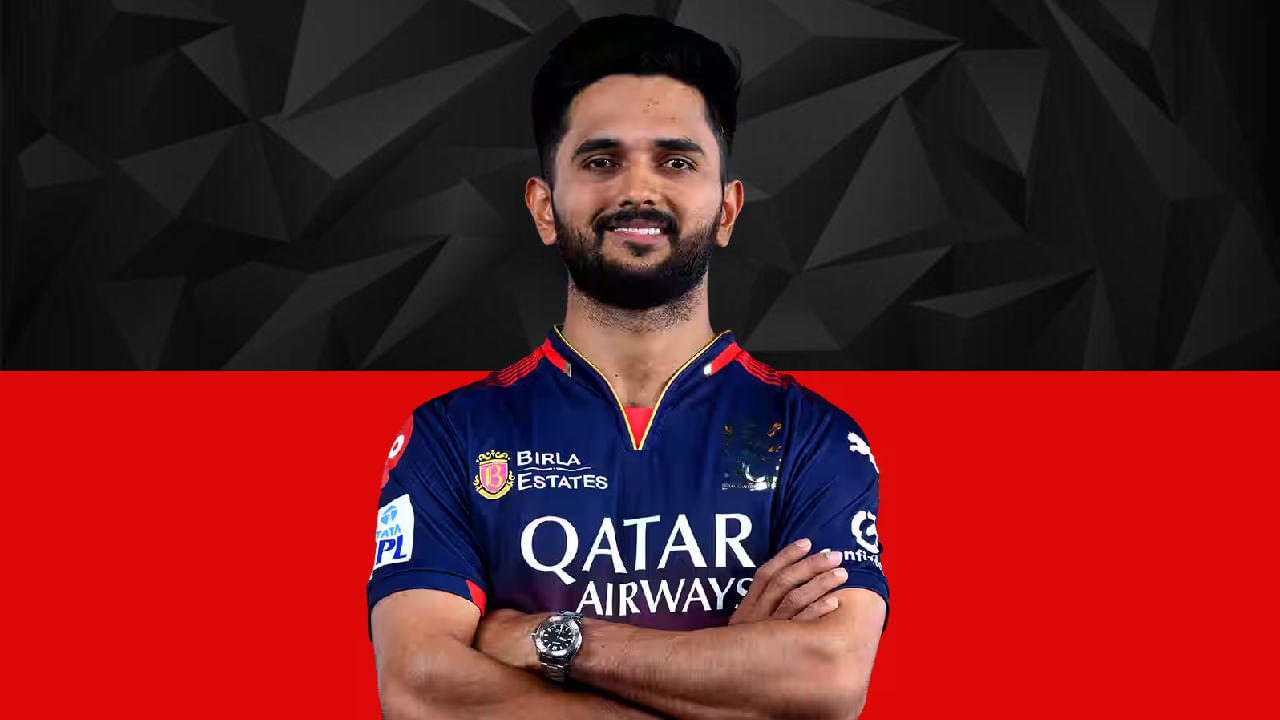 ಮನೋಜ್ ಭಾಂಡಗೆ: ಆರ್ಸಿಬಿ ತಂಡದಲ್ಲಿದ್ದ ಕರ್ನಾಟಕದ ಯುವ ಆಲ್ರೌಂಡರ್ ಮನೋಜ್ ಭಾಂಡಗೆ ಅವರನ್ನು ಸಹ ಮುಂದಿನ ಸೀಸನ್ಗಾಗಿ ತಂಡದಲ್ಲಿ ಉಳಿಸಿಕೊಂಡಿಲ್ಲ. ಕಳೆದ ಸೀಸನ್ನಲ್ಲಿ ಆರ್ಸಿಬಿ ಪರ ಮೊನೋಜ್ ಒಂದು ಪಂದ್ಯದಲ್ಲಿ ಕಣಕ್ಕಿಳಿದಿದ್ದರು. ಇದಾಗ್ಯೂ ಅವರನ್ನು ರಿಟೈನ್ ಮಾಡಿಕೊಂಡಿಲ್ಲ.