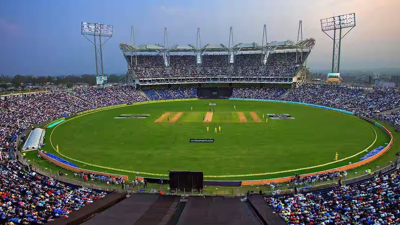 ಈ ಪ್ರಶ್ನೆಗೆ ಸದ್ಯ ಸಿಗುತ್ತಿರುವ ಉತ್ತರ ಎಂಸಿಎ. ಮಹಾರಾಷ್ಟ್ರ ಕ್ರಿಕೆಟ್ ಅಸೋಸಿಯೇಷನ್ನ (ಎಂಸಿಎ) ಅಧೀನದಲ್ಲಿರುವ ಪುಣೆಯ MCA ಸ್ಟೇಡಿಯಂನಲ್ಲಿ ಆರ್ಸಿಬಿ ತನ್ನ ಪಂದ್ಯಗಳನ್ನು ಆಯೋಜಿಸಲು ಮಾತುಕತೆ ನಡೆಸಿದೆ. ಹೀಗಾಗಿ ಐಪಿಎಲ್ 2026 ರಲ್ಲಿ ಆರ್ಸಿಬಿ ಪುಣೆಯಲ್ಲಿ ಕಣಕ್ಕಿಳಿಯುವುದು ಬಹುತೇಕ ಖಚಿತ.