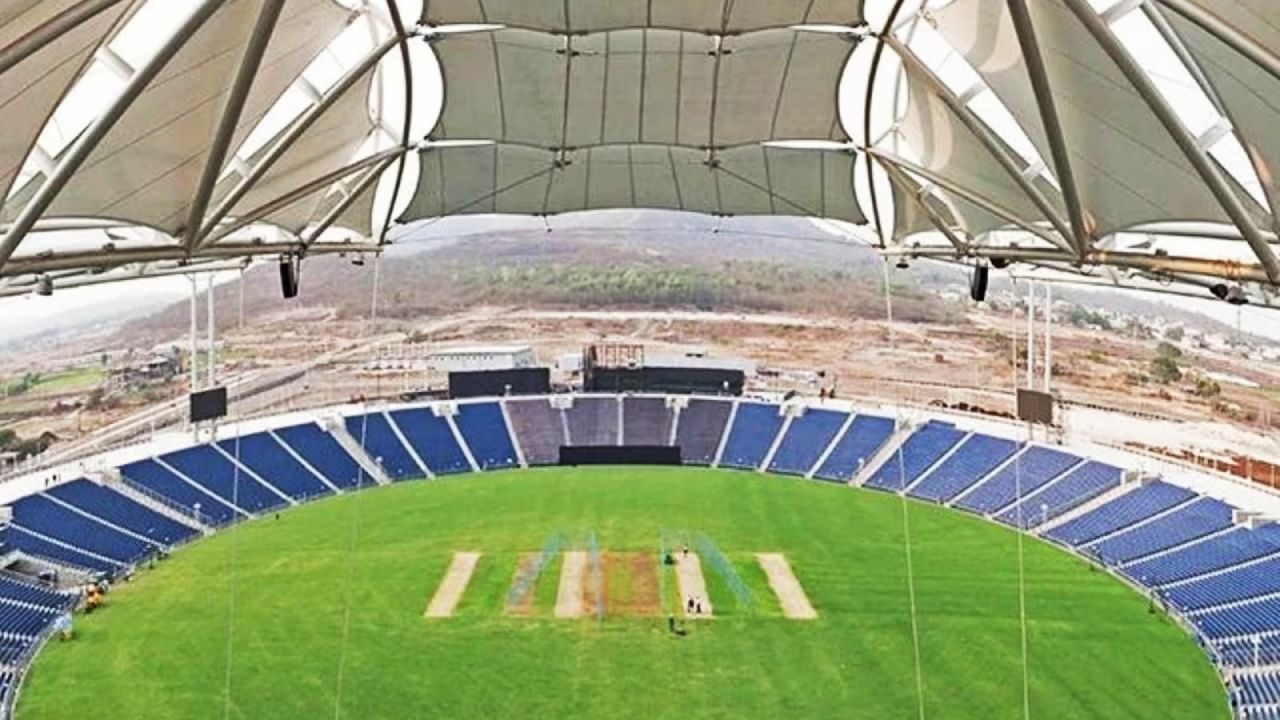 ಆರ್ಸಿಬಿ ತಂಡಕ್ಕೆ ತವರಿನಲ್ಲಿ ಪಂದ್ಯ ಆಯೋಜಿಸಲು ಸಮಸ್ಯೆಗಳಿವೆ. ಹೀಗಾಗಿ ಅವರು ಪರ್ಯಾಯ ಸ್ಥಳಗಳನ್ನು ಹುಡುಕುತ್ತಿದ್ದಾರೆ. ಈ ಬಗ್ಗೆ ನಮ್ಮೊಂದಿಗೆ ಚರ್ಚಿಸಿದ್ದಾರೆ. ಐಪಿಎಲ್ ವೇಳೆ ನಮ್ಮ ಕ್ರೀಡಾಂಗಣ ಫ್ರೀ ಇರುವುದರಿಂದ ಇಲ್ಲಿ ಪಂದ್ಯಗಳನ್ನು ಆಯೋಜಿಸಲು ಚಿಂತಿಸಲಾಗಿದೆ. ಈ ಬಗ್ಗೆ ಶೀಘ್ರದಲ್ಲೇ ಅಂತಿಮ ನಿರ್ಧಾರ ತೆಗೆದುಕೊಳ್ಳಲಿದ್ದಾರೆ ಎಂದು ಎಂಸಿಎ ಕಾರ್ಯದರ್ಶಿ ಕಮಲೇಶ್ ಪಿಸಾಲ್ ತಿಳಿಸಿದ್ದಾರೆ.