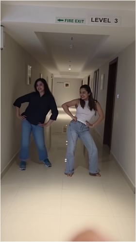 ನಟಿ ಮೀನಾ ಈ ವಯಸ್ಸಲ್ಲೂ ಹೇಗೆ ಹೆಜ್ಜೆ ಹಾಕಿದ್ದಾರೆ ನೋಡಿ