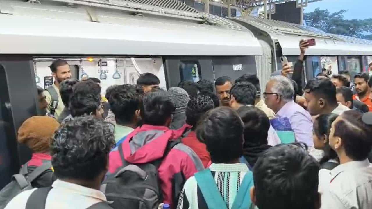 ಅಬ್ಬಾ! ನಮ್ಮ ಮೆಟ್ರೋ ರೈಲನ್ನೇ ತಡೆದು ನಿಲ್ಲಿಸಿದ ಪ್ರಯಾಣಿಕರು: ಕೇಸ್ ಬುಕ್ ಅಬ್ಬಾ! ನಮ್ಮ ಮೆಟ್ರೋ ರೈಲನ್ನೇ ತಡೆದು ನಿಲ್ಲಿಸಿದ ಪ್ರಯಾಣಿಕರು: ಕೇಸ್ ಬುಕ್