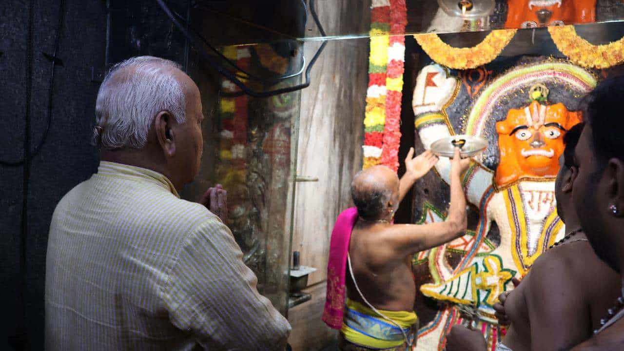 ರಾಷ್ಟ್ರೀಯ ಸ್ವಯಂಸೇವಕ ಸಂಘದ ಸರಸಂಘಚಾಲಕ ಡಾ. ಮೋಹನ್ ಭಾಗವತ್ ಅವರು ಮೈಸೂರು ರಸ್ತೆಯಲ್ಲಿರುವ ಇತಿಹಾಸ ಪ್ರಸಿದ್ಧ ಶ್ರೀ ಗಾಳಿ ಆಂಜನೇಯ ಸ್ವಾಮಿ ದೇವಸ್ಥಾನಕ್ಕೆ ಭೇಟಿ ನೀಡಿ ಆಂಜನೇಯ ಸ್ವಾಮಿಯ ಆಶೀರ್ವಾದ ಪಡೆದರು.