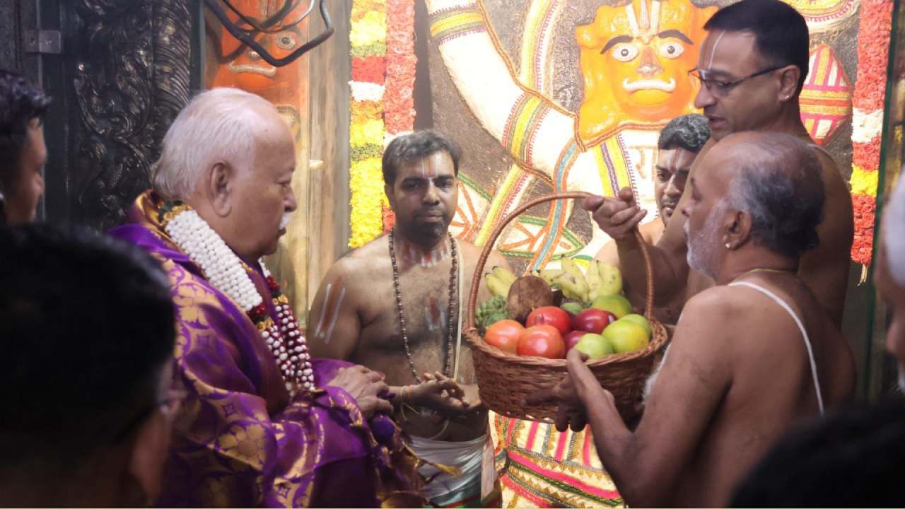 ಈ ವೇಳೆ ಇತಿಹಾಸ ಪ್ರಸಿದ್ಧ ಶ್ರೀ ಗಾಳಿ ಆಂಜನೇಯ ಸ್ವಾಮಿ ದೇವಸ್ಥಾನಕ್ಕೆ ಭೇಟಿ ಆಂಜನೇಯ ಸ್ವಾಮಿಯ ಕೃಪೆಗೆ ಪಾತ್ರರಾಗಿದ್ದಾರೆ.  
