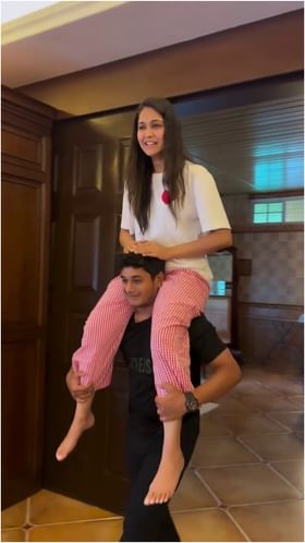 ತಮ್ಮನ ಹೆಗಲಮೇಲೆ ಕುಳಿತು ಮೋಕ್ಷಿತಾ ಸವಾರಿ