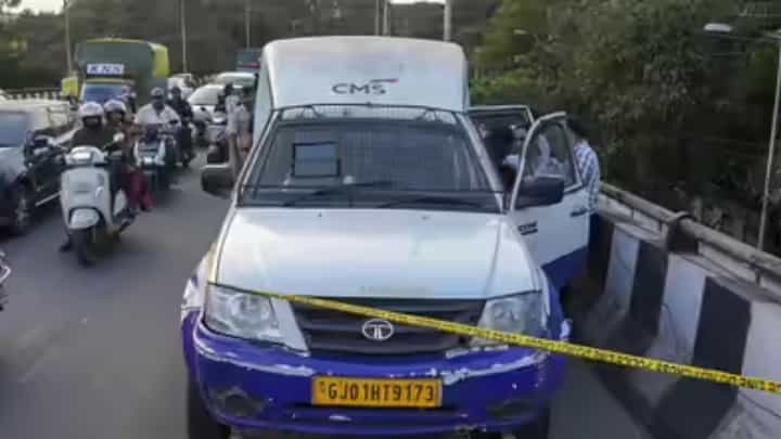 ಬೆಂಗಳೂರಲ್ಲಿ ದರೋಡೆ ಕೇಸ್: ಆರೋಪಿಗಳಿಗೆ ಪೊಲೀಸರ ಶಾಕ್, ಆಂಧ್ರದಲ್ಲಿ ಬಹುಪಾಲು ಹಣ ಸೀಜ್ ಬೆಂಗಳೂರಲ್ಲಿ ದರೋಡೆ ಕೇಸ್: ಆರೋಪಿಗಳಿಗೆ ಪೊಲೀಸರ ಶಾಕ್, ಆಂಧ್ರದಲ್ಲಿ ಬಹುಪಾಲು ಹಣ ಸೀಜ್