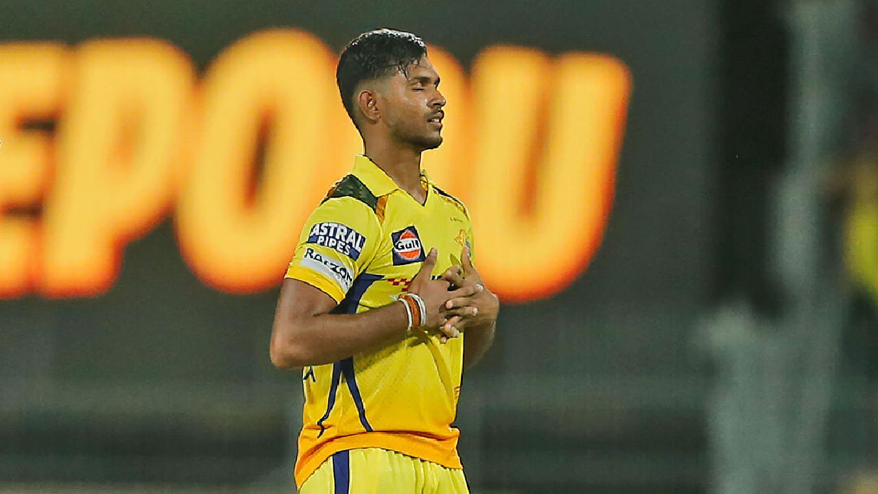 ಆದರೆ ಅಚ್ಚರಿ ಎಂಬಂತೆ ಚೆನ್ನೈ ಸೂಪರ್ ಕಿಂಗ್ಸ್ ಫ್ರಾಂಚೈಸಿಯು ಇದೀಗ ಮತೀಶ ಪತಿರಾಣ ಅವರನ್ನು ಬಿಡುಗಡೆ ಮಾಡಿದೆ. ಈ ರಿಲೀಸ್ ಹೊರತಾಗಿಯೂ ಸಿಎಸ್ಕೆ ಮತ್ತೆ ಪತಿರಾಣ ಅವರನ್ನು ಖರೀದಿಸುವ ಸಾಧ್ಯತೆಯನ್ನು ತಳ್ಳಿ ಹಾಕುವಂತಿಲ್ಲ. ಏಕೆಂದರೆ ಕಳೆದ ಸೀಸನ್ನಲ್ಲಿ ಚೆನ್ನೈ ಸೂಪರ್ ಕಿಂಗ್ಸ್ ಮತೀಶ ಪತಿರಾಣಗೆ ನೀಡಿದ್ದು ಬರೋಬ್ಬರಿ 13 ಕೋಟಿ ರೂ. ಈ ಬೃಹತ್ ಮೊತ್ತದ ಕಾರಣದಿಂದಾಗಿ ರಿಲೀಸ್ ಮಾಡಿದ್ದು, ಕಡಿಮೆ ಮೊತ್ತಕ್ಕೆ ಮತ್ತೆ ಖರೀದಿಸಲು ಸಿಎಸ್ಕೆ ಮುಂದಾಗಲಿದೆ.