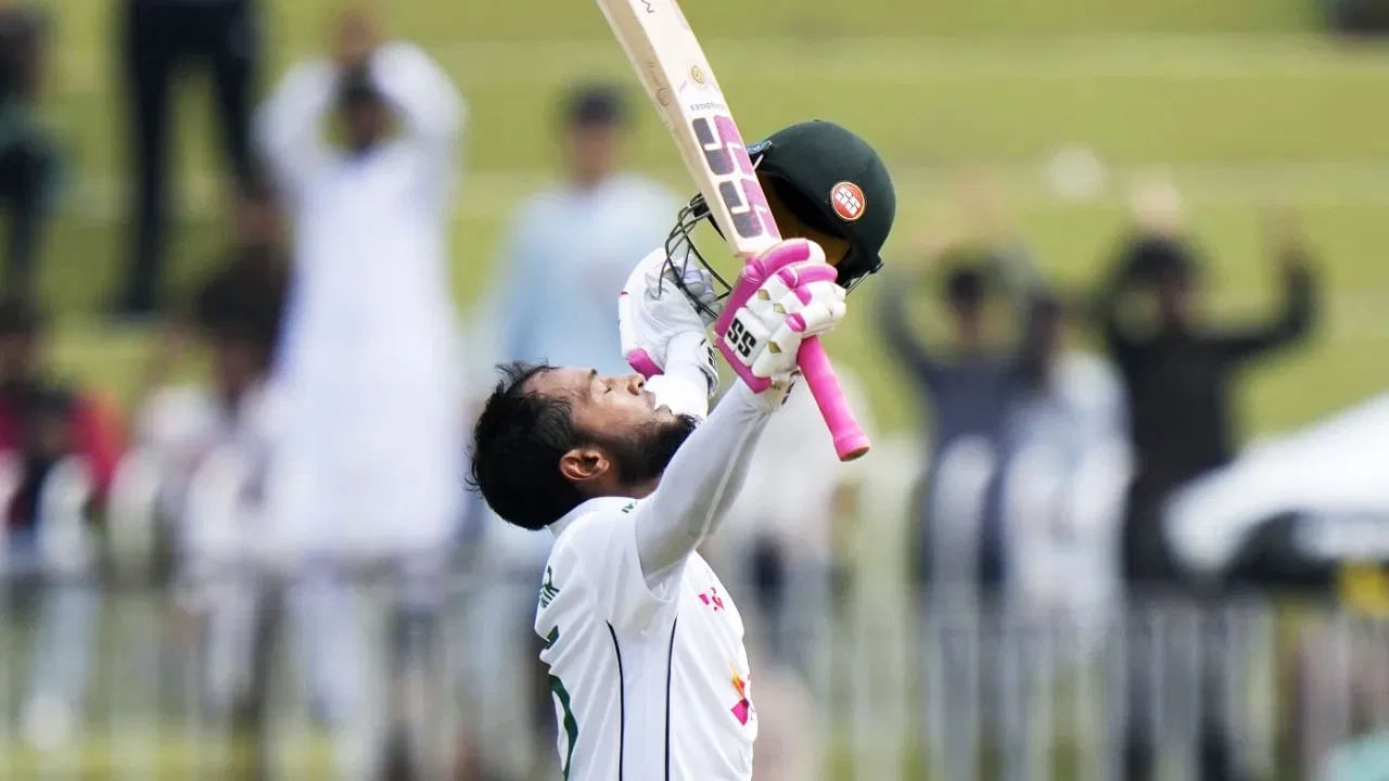 ಬಾಂಗ್ಲಾದೇಶ್ ಪರ ಈವರೆಗೆ 100 ಟೆಸ್ಟ್ ಪಂದ್ಯಗಳನ್ನಾಡಿರುವ ಮುಶ್ಫಿಕುರ್ ರಹೀಮ್ ಒಟ್ಟು 3 ಡಬಲ್ ಸೆಂಚುರಿ ಬಾರಿಸಿದ್ದಾರೆ. ಈ ಮೂಲಕ ಬಾಂಗ್ಲಾ ಪರ ಅತ್ಯಧಿಕ ದ್ವಿಶತಕ ಸಿಡಿಸಿದ ದಾಖಲೆಯನ್ನು ಸಹ ಹೊಂದಿದ್ದಾರೆ. ಅಲ್ಲದೆ ಟೆಸ್ಟ್​ನಲ್ಲಿ ಅತೀ ಹೆಚ್ಚು ಪಂದ್ಯಶ್ರೇಷ್ಠ ಪ್ರಶಸ್ತಿ (7 ಬಾರಿ) ಪಡೆದ ಬಾಂಗ್ಲಾ ಆಟಗಾರ ಎಂಬ ರೆಕಾರ್ಡ್​ ಕೂಡ ಮುಶ್ಫಿಕುರ್ ರಹೀಮ್ ಹೆಸರಿನಲ್ಲಿದೆ. 