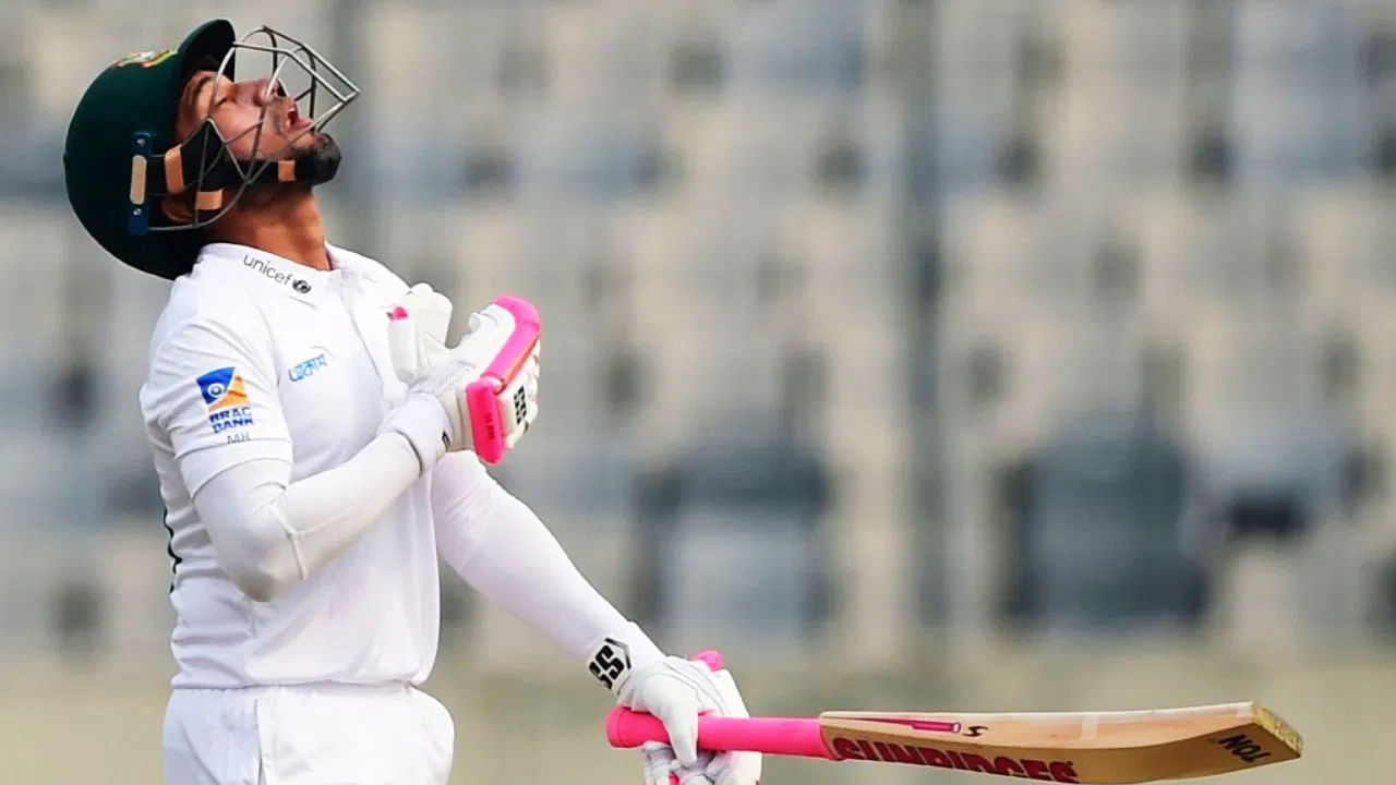 ಮುಶ್ಫಿಕುರ್ ರಹೀಮ್ 100 ಟೆಸ್ಟ್ ಪಂದ್ಯಗಳನ್ನಾಡಿದ ದಾಖಲೆಯೊಂದಿಗೆ ಬಾಂಗ್ಲಾದೇಶ್ ಪರ ಟೆಸ್ಟ್ ಕ್ರಿಕೆಟ್​ನಲ್ಲಿ ಅತ್ಯಧಿಕ ರನ್ ಗಳಿಸಿದ ರೆಕಾರ್ಡ್ ಅನ್ನು ಕೂಡ ಹೊಂದಿದ್ದಾರೆ. ಈವರೆಗೆ 182 ಟೆಸ್ಟ್​ ಇನಿಂಗ್ಸ್ ಆಡಿರುವ ಅವರು ಒಟ್ಟು  6351* ರನ್ ಕಲೆಹಾಕಿದ್ದಾರೆ.