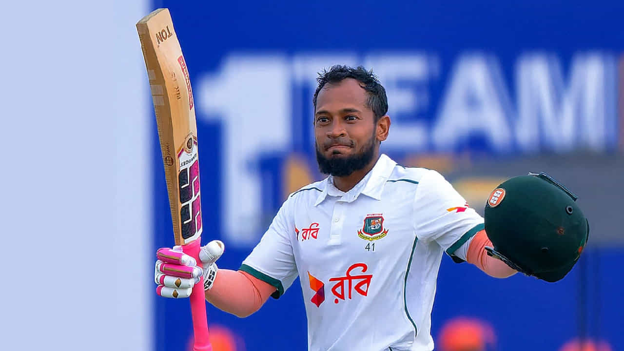 ಬಾಂಗ್ಲಾದೇಶ್ ಪರ ಟೆಸ್ಟ್ ಕ್ರಿಕೆಟ್ನಲ್ಲಿ ಮುಶ್ಫಿಕುರ್ ರಹೀಮ್ (Mushfiqur Rahim) ಹೊಸ ಇತಿಹಾಸ ನಿರ್ಮಿಸಿದ್ದಾರೆ. ಅದು ಕೂಡ 100 ಟೆಸ್ಟ್ ಪಂದ್ಯಗಳನ್ನಾಡುವ ಮೂಲಕ ಎಂಬುದು ವಿಶೇಷ. ಐರ್ಲೆಂಡ್ ವಿರುದ್ಧದ ಟೆಸ್ಟ್ ಪಂದ್ಯದಲ್ಲಿ ಕಣಕ್ಕಿಳಿಯುವುದರೊಂದಿಗೆ ಮುಶ್ಫಿಕುರ್ ರಹೀಮ್ ಈ ವಿಶೇಷ ಸಾಧನೆ ಮಾಡಿದ್ದಾರೆ.