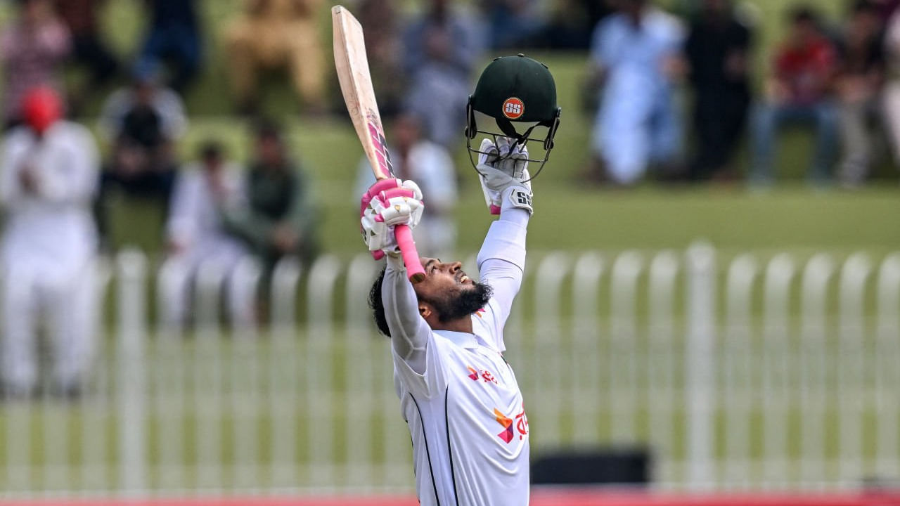 ಇದೀಗ ಈ ದಾಖಲೆಯ ಪಂದ್ಯದಲ್ಲಿ ಭರ್ಜರಿ ಸೆಂಚುರಿ ಸಿಡಿಸಿ ಮತ್ತೊಂದು ರೆಕಾರ್ಡ್ ಅನ್ನು ತಮ್ಮದಾಗಿಸಿಕೊಂಡಿದ್ದಾರೆ. ಢಾಕಾದಲ್ಲಿ ನಡೆಯುತ್ತಿರುವ ಈ ಪಂದ್ಯದ ಮೊದಲ ಇನಿಂಗ್ಸ್​ನಲ್ಲಿ 5ನೇ ಕ್ರಮಾಂಕದಲ್ಲಿ ಕಣಕ್ಕಿಳಿದ ಮುಶ್ಫಿಕುರ್ ರಹೀಮ್ 106 ರನ್​ ಬಾರಿಸಿದ್ದಾರೆ.