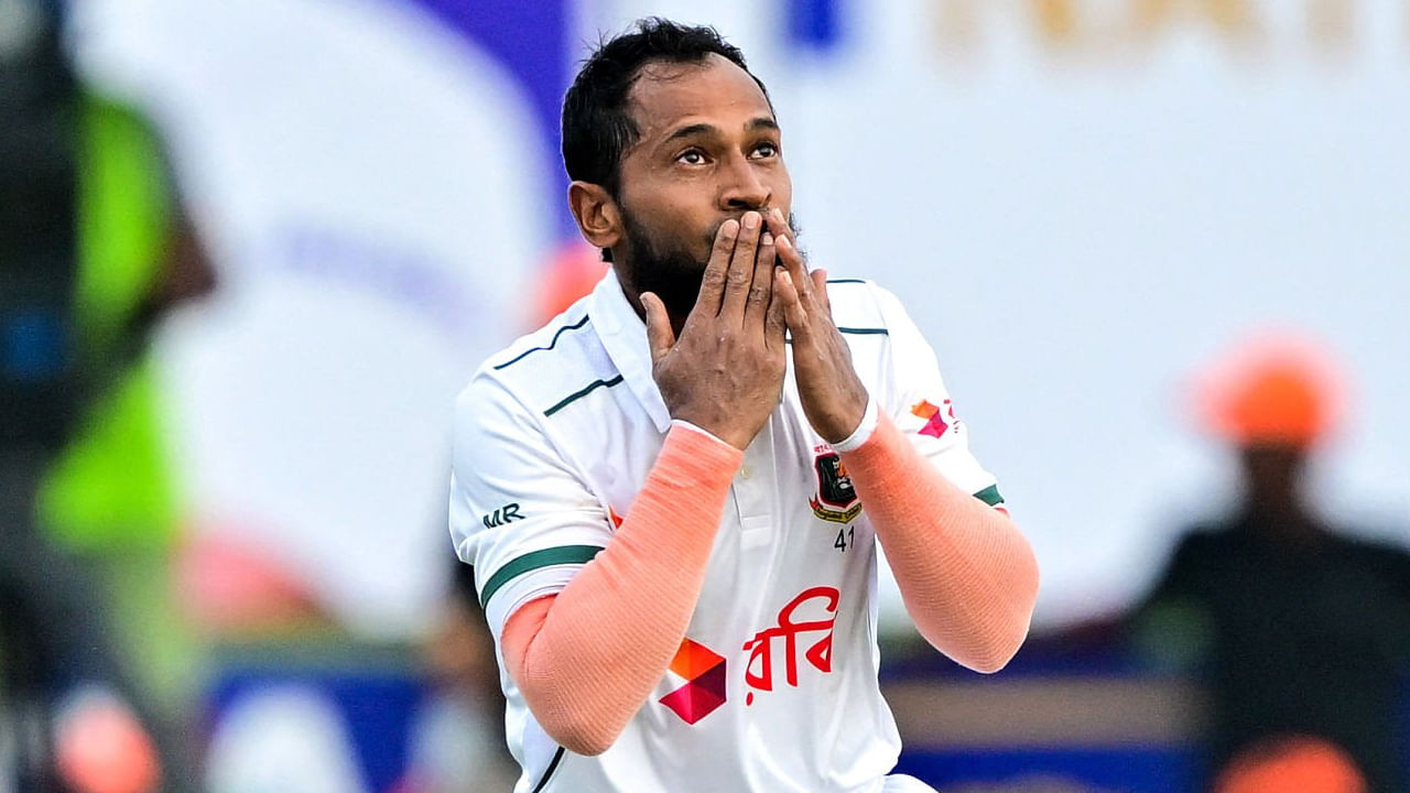 ಬಾಂಗ್ಲಾದೇಶ್ ತಂಡದ ಹಿರಿಯ ಬ್ಯಾಟರ್ ಮುಶ್ಫಿಕುರ್ ರಹೀಮ್ (Mushfiqur Rahim) ಹೊಸ ಇತಿಹಾಸ ನಿರ್ಮಿಸಿದ್ದಾರೆ. ಅದು ಸಹ 100ನೇ ಪಂದ್ಯದಲ್ಲಿ ನೂರು ರನ್​ಗಳಿಸುವ ಮೂಲಕ. ಐರ್ಲೆಂಡ್ ವಿರುದ್ಧದ ಎರಡನೇ ಟೆಸ್ಟ್ ಪಂದ್ಯದಲ್ಲಿ ಕಣಕ್ಕಿಳಿಯುವ ಮೂಲಕ ಮುಶ್ಫಿಕುರ್ ರಹೀಮ್ ಬಾಂಗ್ಲಾದೇಶ್ ಪರ 100 ಟೆಸ್ಟ್ ಪಂದ್ಯಗಳನ್ನಾಡಿದ ಮೊದಲ ಆಟಗಾರ ಎಂಬ ದಾಖಲೆ ನಿರ್ಮಿಸಿದ್ದರು.