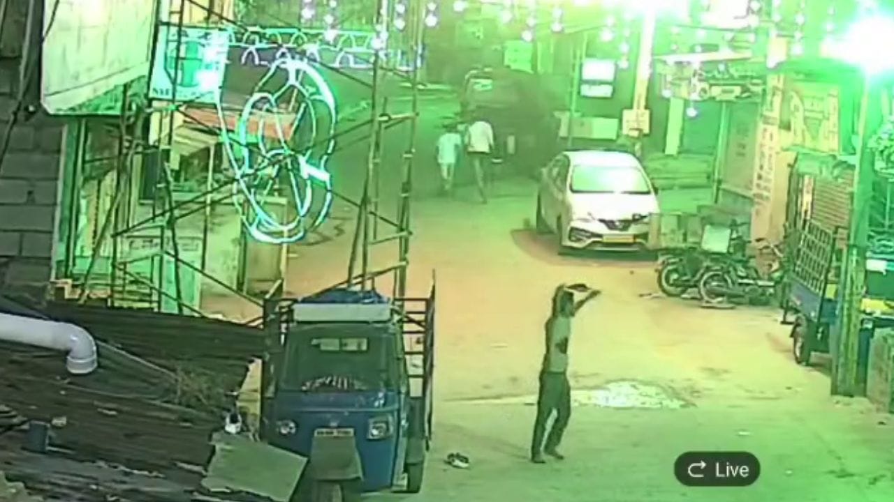 ಬೆಳಗ್ಗೆ ನಮಾಜ್​ಗೆ ಬಂದವನ ಅಟ್ಟಾಡಿಸಿ ಚುಚ್ಚಿ ಚುಚ್ಚಿ ಕೊಂದ ದುಷ್ಕರ್ಮಿಗಳು: ಸಿಸಿಟಿವಿ ವಿಡಿಯೋ ನೋಡಿ ಬೆಚ್ಚಿಬಿದ್ದ ಮೈಸೂರು ಜನ