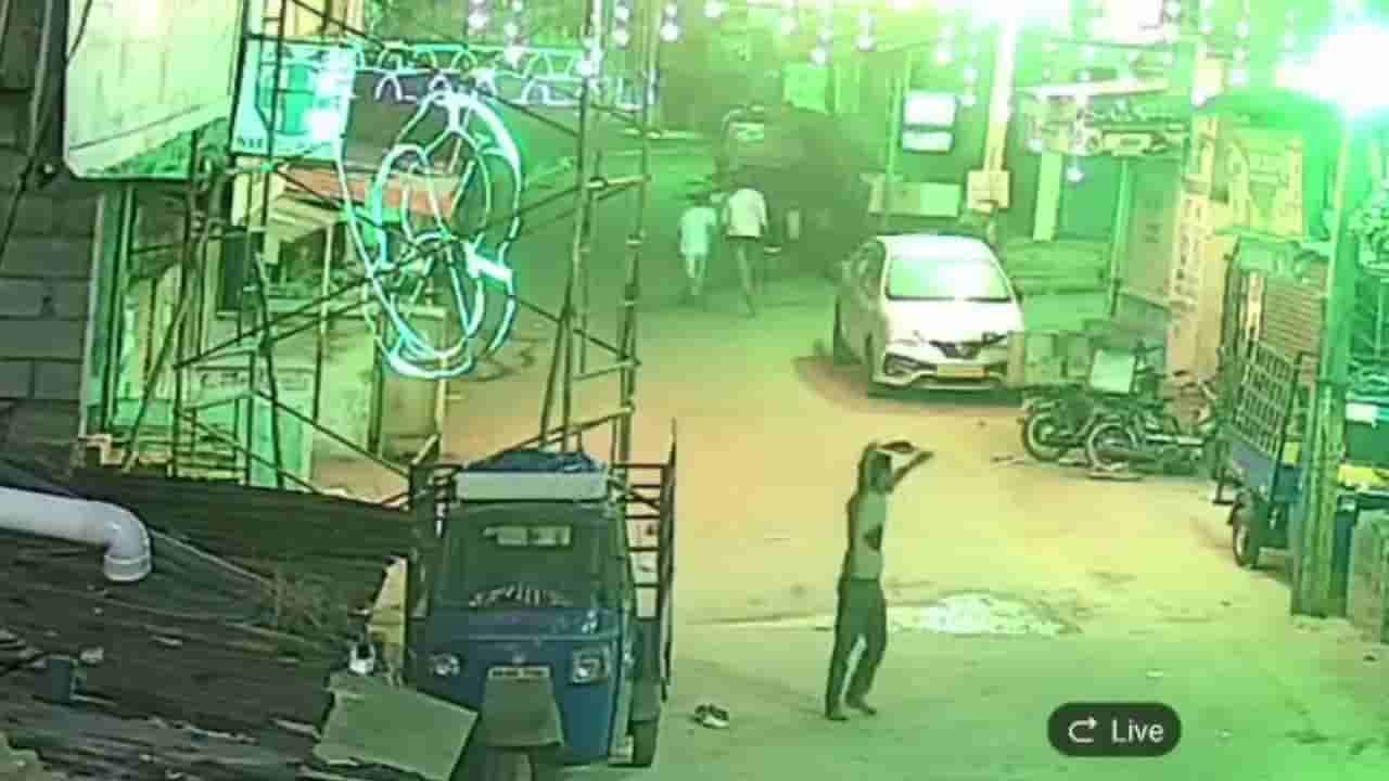 ಬೆಳಗ್ಗೆ ನಮಾಜ್​ಗೆ ಬಂದವನ ಅಟ್ಟಾಡಿಸಿ ಚುಚ್ಚಿ ಚುಚ್ಚಿ ಕೊಂದ ದುಷ್ಕರ್ಮಿಗಳು: ಸಿಸಿಟಿವಿ ವಿಡಿಯೋ ನೋಡಿ ಬೆಚ್ಚಿಬಿದ್ದ ಮೈಸೂರು ಜನ