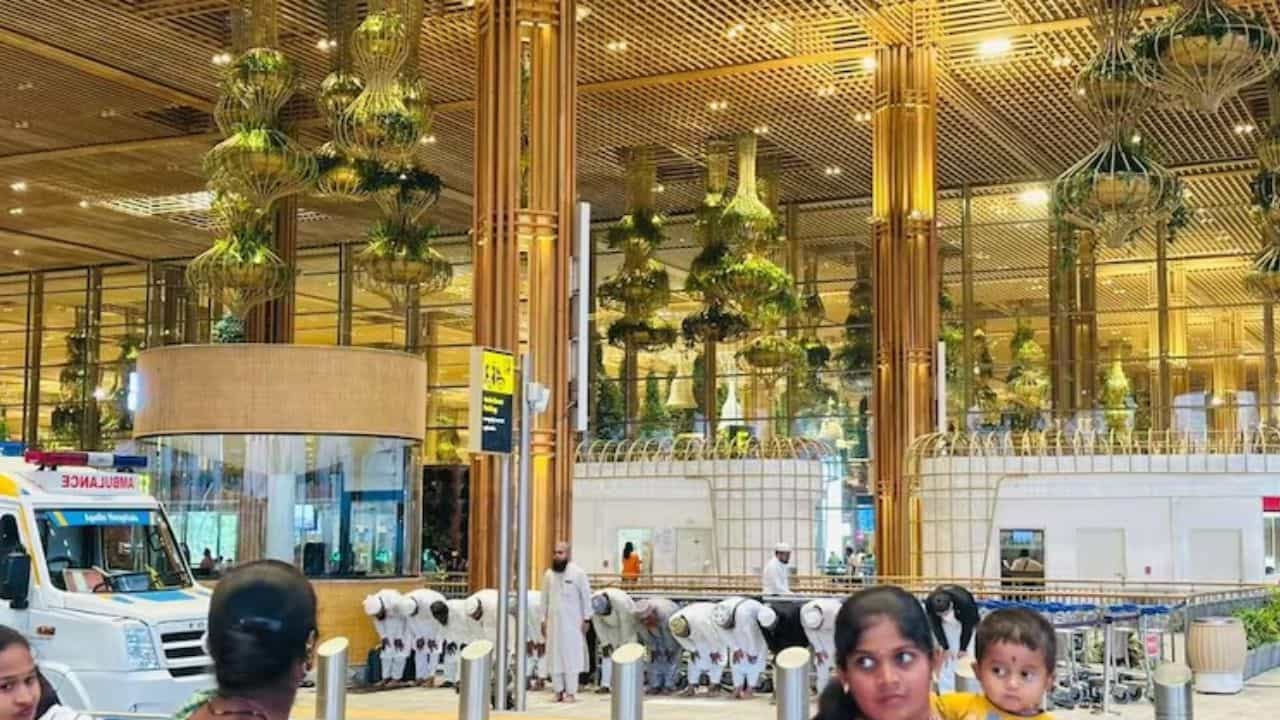 ಬೆಂಗಳೂರು ವಿಮಾನ ನಿಲ್ದಾಣದಲ್ಲಿ ನಮಾಜ್: ಸಿದ್ದರಾಮಯ್ಯ, ಖರ್ಗೆ ಇದನ್ನು ಒಪ್ಪುತ್ತಾರೆಯೇ? ಬಿಜೆಪಿ ಪ್ರಶ್ನೆ ಬೆಂಗಳೂರು ವಿಮಾನ ನಿಲ್ದಾಣದಲ್ಲಿ ನಮಾಜ್: ಸಿದ್ದರಾಮಯ್ಯ, ಖರ್ಗೆ ಇದನ್ನು ಒಪ್ಪುತ್ತಾರೆಯೇ? ಬಿಜೆಪಿ ಪ್ರಶ್ನೆ