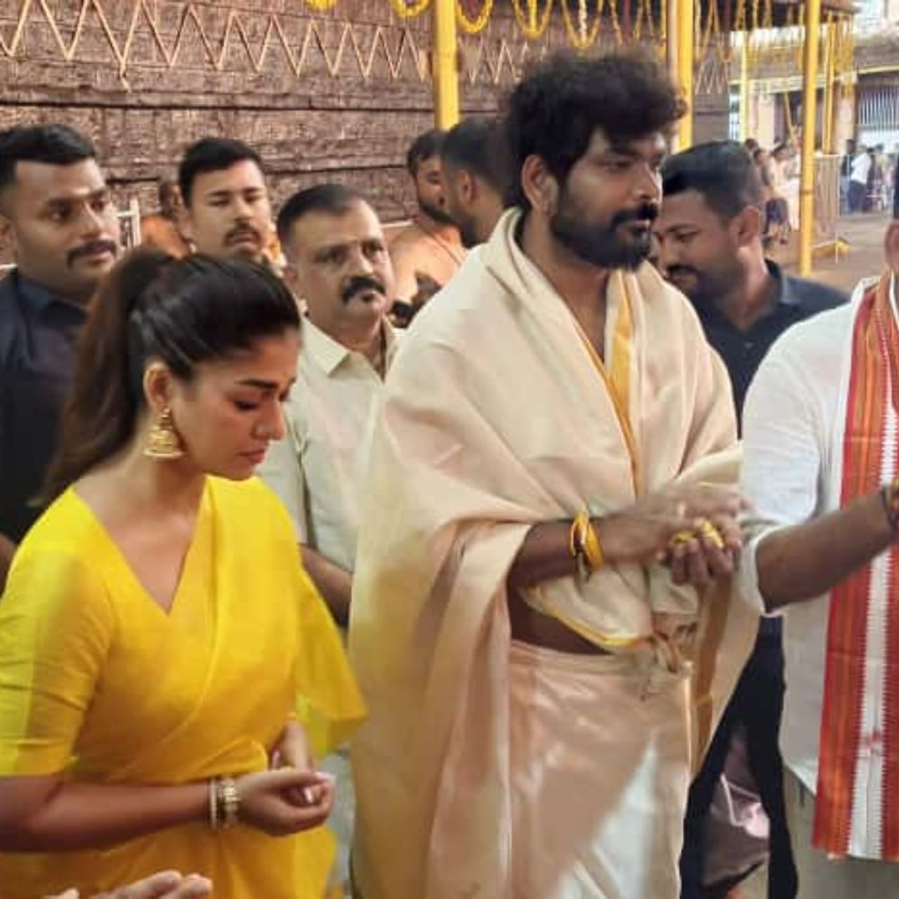 ದಕ್ಷಿಣ ಭಾರತದಲ್ಲಿ ಲೇಡಿ ಸೂಪರ್ ಸ್ಟಾರ್ ಎಂದೇ ಖ್ಯಾತವಾಗಿರುವ ನಟಿ ನಯನತಾರಾ ಅವರು ನಿನ್ನೆ (ನವೆಂಬರ್ 12)) ಪತಿ, ನಿರ್ದೇಶಕ ವಿಘ್ನೇಷ್ ಶಿವನ್ ಅವರೊಟ್ಟಿಗೆ ಕರ್ನಾಟಕದ ಖ್ಯಾತ ಧಾರ್ಮಿಕ ಸ್ಥಳ ಕುಕ್ಕೆ ಸುಬ್ರಹ್ಮಣ್ಯ ದೇವಾಲಯಕ್ಕೆ ಭೇಟಿ ನೀಡಿದ್ದರು.