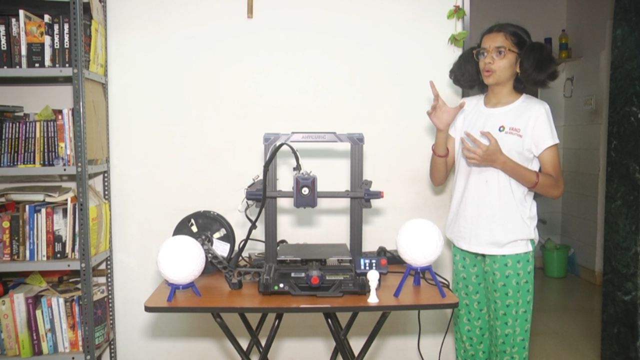 ವಿದ್ಯಾರ್ಥಿ ದೆಸೆಯಿಂದಲೇ ಆಧುನಿಕ ತಂತ್ರಜ್ಞಾನವನ್ನು ಕಲಿತು ಧಾರವಾಡದ ಮಾಳಮಡ್ಡಿ ಬಡಾವಣೆಯ ನಿವಾಸಿ ನೀತಿ ಕುಲಕರ್ಣಿ ಎಲ್ಲರ ಗಮನ ಸೆಳೆದಿದ್ದಾರೆ. ಕೆ.ಇ. ಬೋರ್ಡ್‌ ಶಾಲೆಯಲ್ಲಿ 7ನೇ ತರಗತಿ ಓದುತ್ತಿರುವ ಇವರು, 3D ಪ್ರಿಂಟಿಂಗ್​ ಪ್ರವೀಣೆ. ವಿನಾಯಕ ಹಾಗೂ ಅಂಜಲಿ ದಂಪತಿ ಮಗಳಾಗಿರೋ ಇವರು, ವಿದ್ಯಾಭ್ಯಾಸದ ಜೊತೆಗೆ ಉದ್ಯೋಗದ ದಾರಿಯನ್ನೂ ಕಂಡುಕೊಂಡು ಮಾದರಿಯಾಗಿದ್ದಾರೆ.