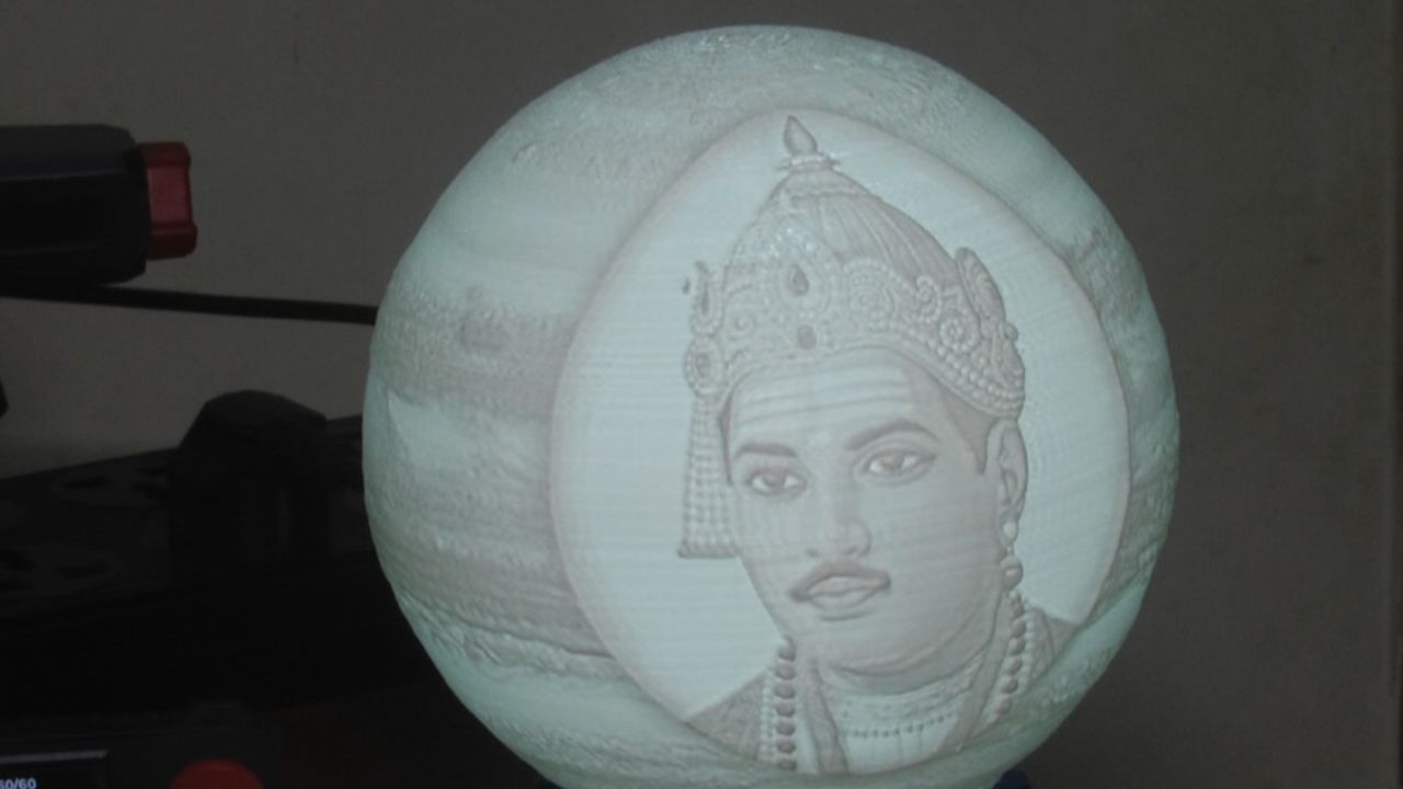 3ಡಿ ತಂತ್ರಜ್ಞಾನ ಬಳಸಿ ಮದ್ರಾಸ್‌ ಐಐಟಿ ಸಂಶೋಧಕರು ಒಂದಿಡೀ ಕಟ್ಟಡವನ್ನೇ ನಿರ್ಮಿಸಿರುವುದನ್ನು ಪ್ರೇರಣೆಯಾಗಿ ಪಡೆದುಕೊಂಡ ಇವರು, ಈ ತಂತ್ರಜ್ಞಾನದ ಬಗ್ಗೆ ಗೂಗಲ್​ನಲ್ಲಿ ಹುಡುಕಾಟ ನಡೆಸಿದ್ದಾರೆ. 3ಡಿ ತಂತ್ರಜ್ಞಾನದ ಮೂಲಕ ನಾನು ಸಹ ಏನಾದರೂ ಮಾಡಬೇಕೆಂದು ನಿರ್ಧರಿಸಿ, 3ಡಿ ಲ್ಯಾಂಪ್ಸ್‌ ಹಾಗೂ ಇತರೆ ಆಕರ್ಷಕ ವಸ್ತುಗಳನ್ನು ಸಿದ್ಧಪಡಿಸಿ ಸೈ ಎನಿಸಿಕೊಂಡಿದ್ದಾರೆ.