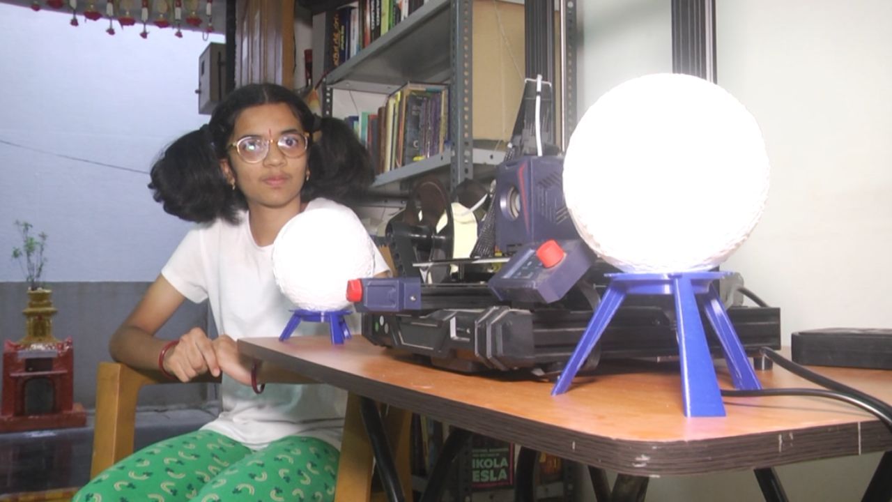 ಉಡುಗೊರೆ ಕೊಡಲು ಆಕರ್ಷಕ ಆಟಿಕೆ ವಸ್ತುಗಳು, ಕೀ ಚೈನ್‌ಗಳು, ಲೋಗೋ, ಮೂರ್ತಿಗಳ ನಿರ್ಮಾಣವನ್ನು ಸಹ ಈ ತ್ರಿಡಿ ಪ್ರಿಂಟರ್‌ ಮೂಲಕ ನೀತಿ ಅವರು ಮಾಡುತ್ತಿದ್ದಾರೆ. 18  ಸಾವಿರ ರೂ.ಗೆ 3ಡಿ ಪ್ರಿಂಟರ್‌ ಖರೀದಿಸಿದ್ದು, ಪ್ರಿಟಿಂಗ್​​ ಸಮೇತ ಒಂದು ಮೂನ್‌ ಲ್ಯಾಂಪ್​​ಗೆ  350-400 ರೂ.ವರೆಗೆ ವೆಚ್ಚವಾಗುತ್ತಿದೆ. ಇದನ್ನು 750ರಿಂದ 960 ರೂ.ವರೆಗೂ ನೀತಿ ಮಾರಾಟ ಮಾಡುತ್ತಿದ್ದಾರೆ.