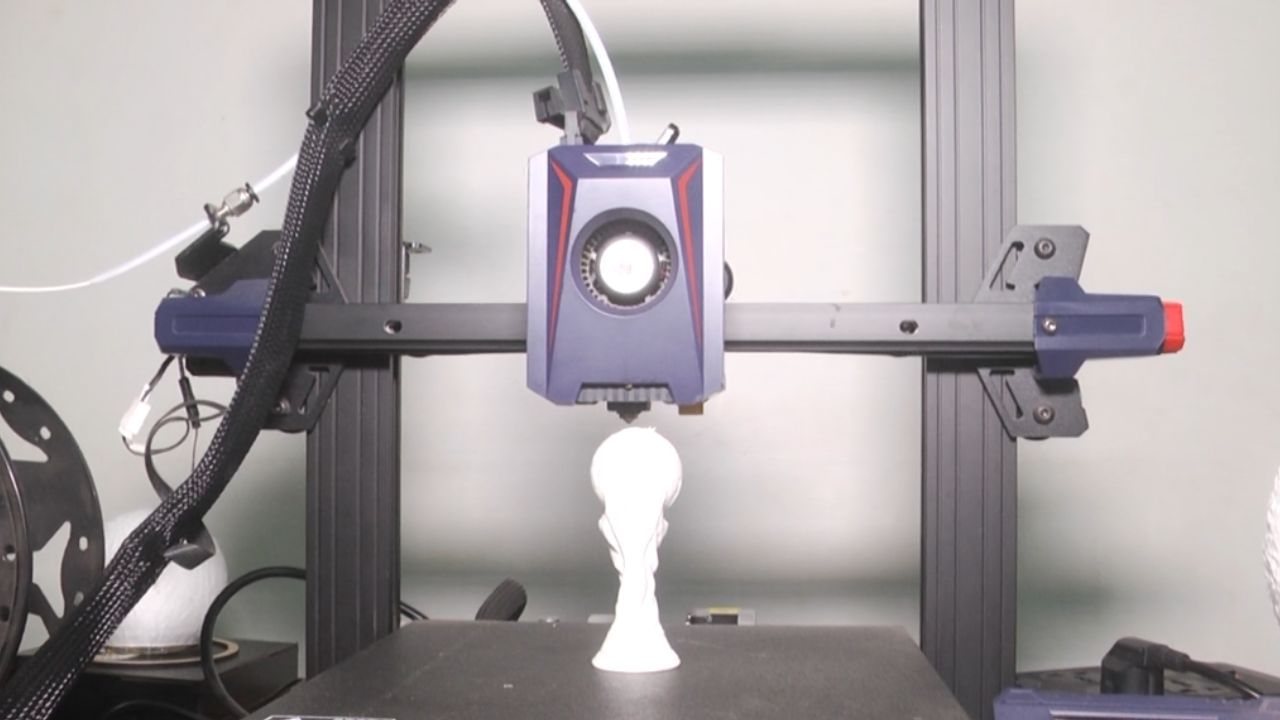 3ಡಿ ಪ್ರಿಂಟರೊಂದನ್ನು ಖರೀದಿಸಿರುವ ನೀತಿ, ತಮ್ಮ ಮೊಬೈಲ್‌ನಲ್ಲಿನ ವಿವಿಧ ಆ್ಯಪ್​ಗಳ ಸಹಾಯದಿಂದ ಲ್ಯಾಂಪ್‌ ಅಥವಾ ಯಾವುದಾದರೂ ವಸ್ತುವಿನ ಮೇಲೆ ಮುದ್ರಣ ಆಗುವ ಚಿತ್ರವನ್ನು ಸಂಯೋಜನೆ ಮಾಡಿ ಮುದ್ರಿಸುತ್ತಿದ್ದಾರೆ. ಈಗಾಗಲೇ ಮೂನ್‌ ಲ್ಯಾಂಪ್‌ಗಳ ಮೇಲೆ  ಆಧ್ಯಾತ್ಮ ಗುರುಗಳು, ಕ್ರೀಡಾ ತಾರೆಗಳು, ಸಿನಿಮಾ ತಾರೆಗಳು ಸೇರಿದಂತೆ ವಿವಿಧ ಚಿತ್ರಗಳನ್ನು ಮುದ್ರಿಸಿದ್ದಾರೆ.